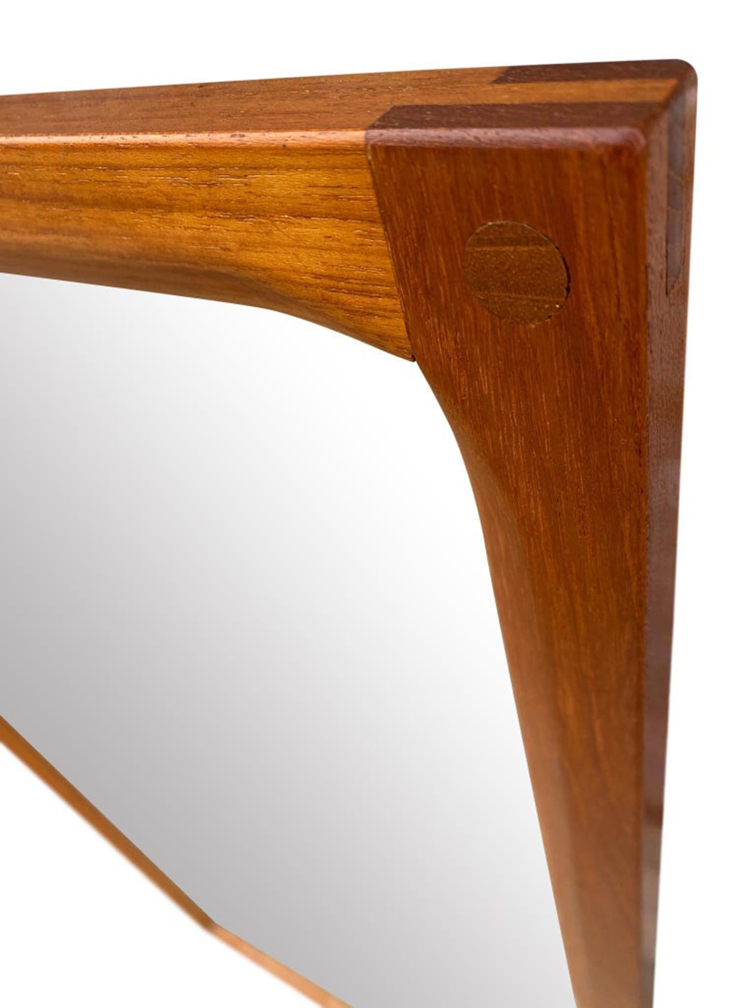 Mid-Century moderno Bellissimo specchio danese moderno di metà secolo in teak di Kai Kristiansen in vendita