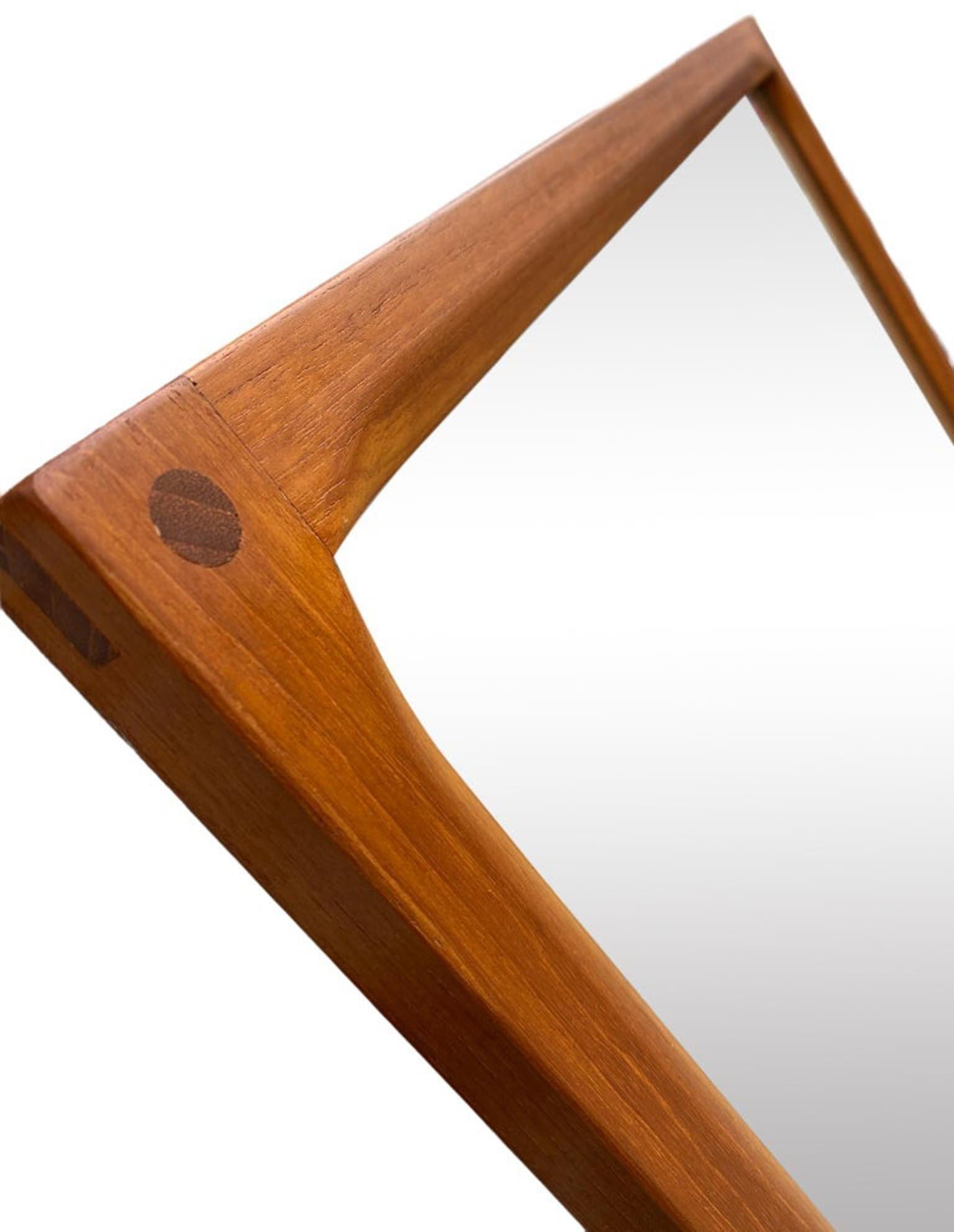 XX secolo Bellissimo specchio danese moderno di metà secolo in teak di Kai Kristiansen in vendita