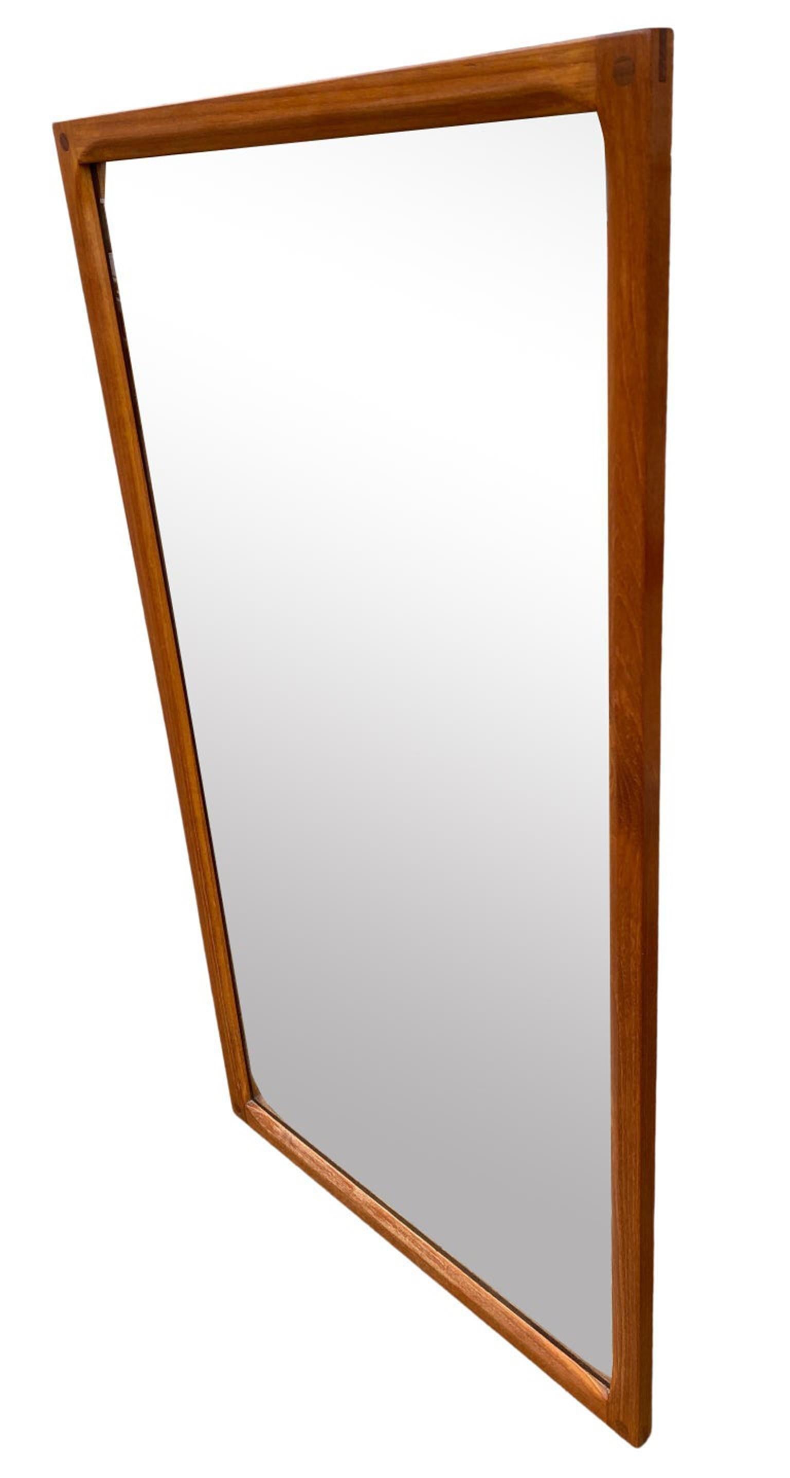 Specchio Bellissimo specchio danese moderno di metà secolo in teak di Kai Kristiansen in vendita