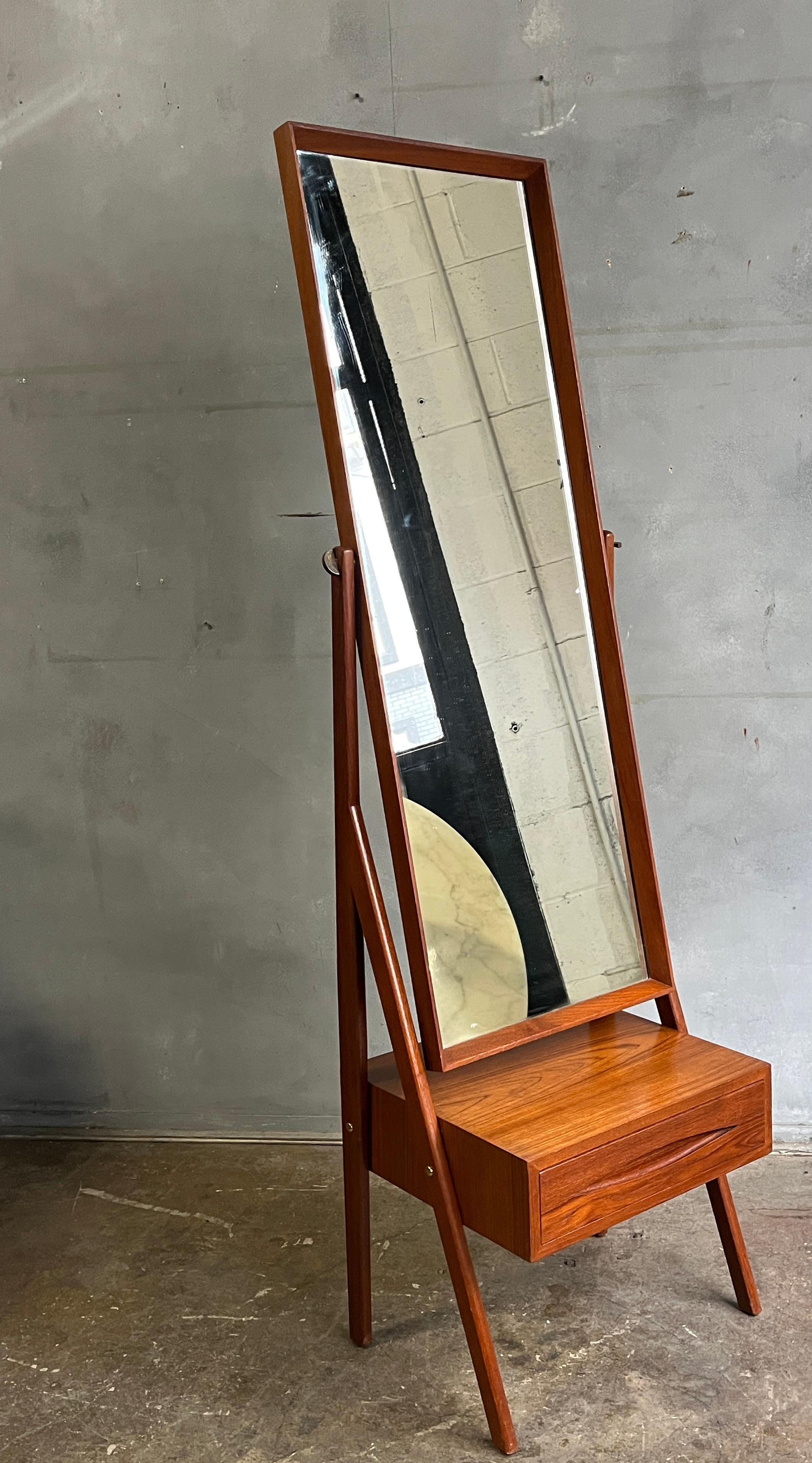 Beautiful Mid-Century Floor Mirror with Floating Drawer by Arne Vodder For Sale 1