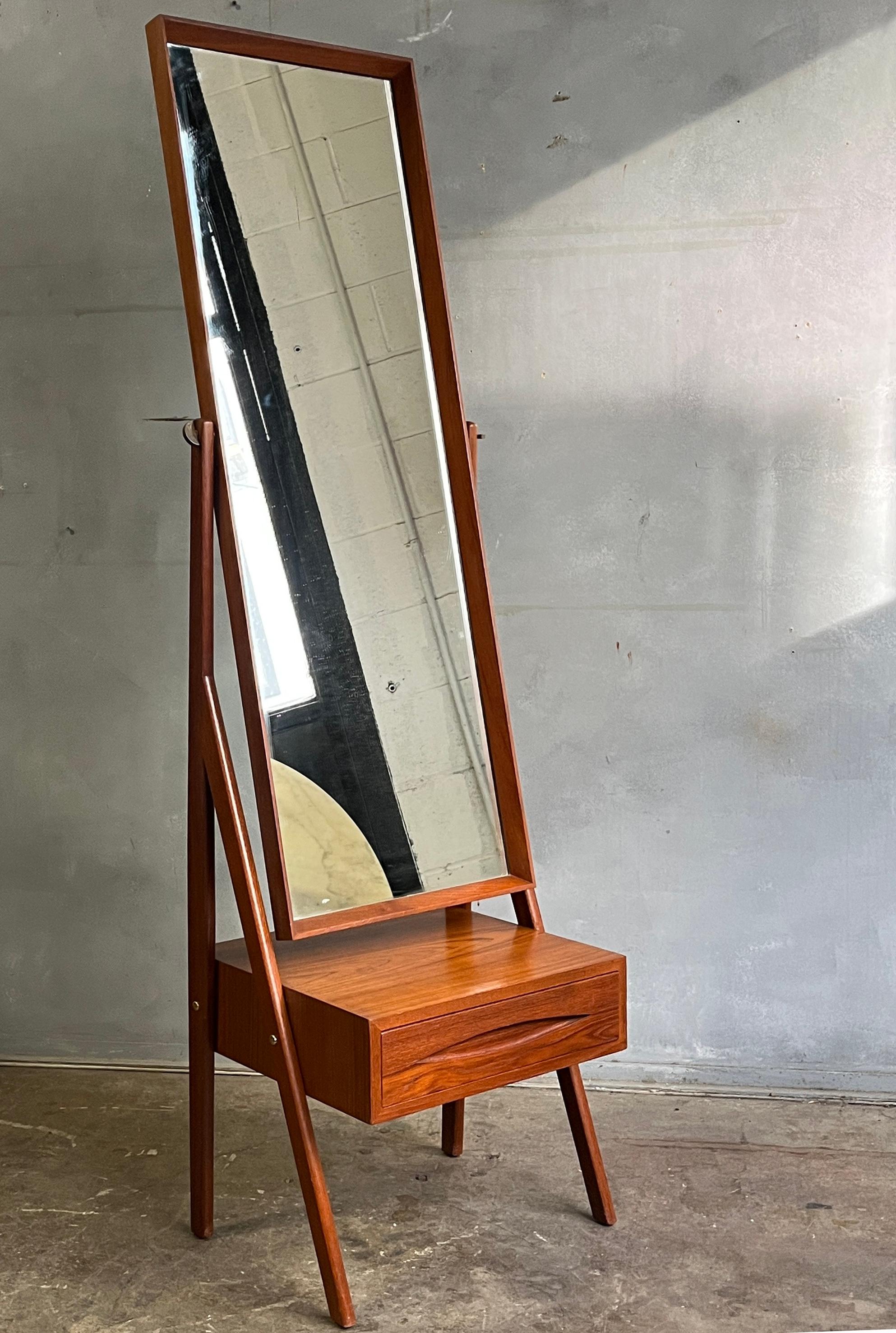 Beautiful Mid-Century Floor Mirror with Floating Drawer by Arne Vodder For Sale 3