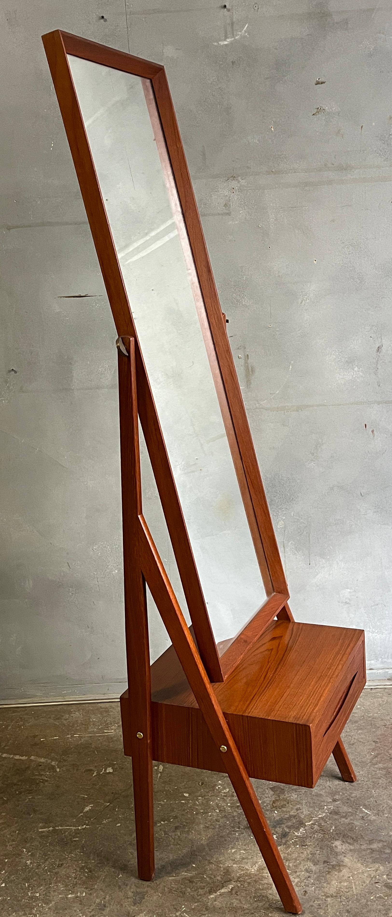 Beautiful Mid-Century Floor Mirror with Floating Drawer by Arne Vodder In Good Condition For Sale In BROOKLYN, NY