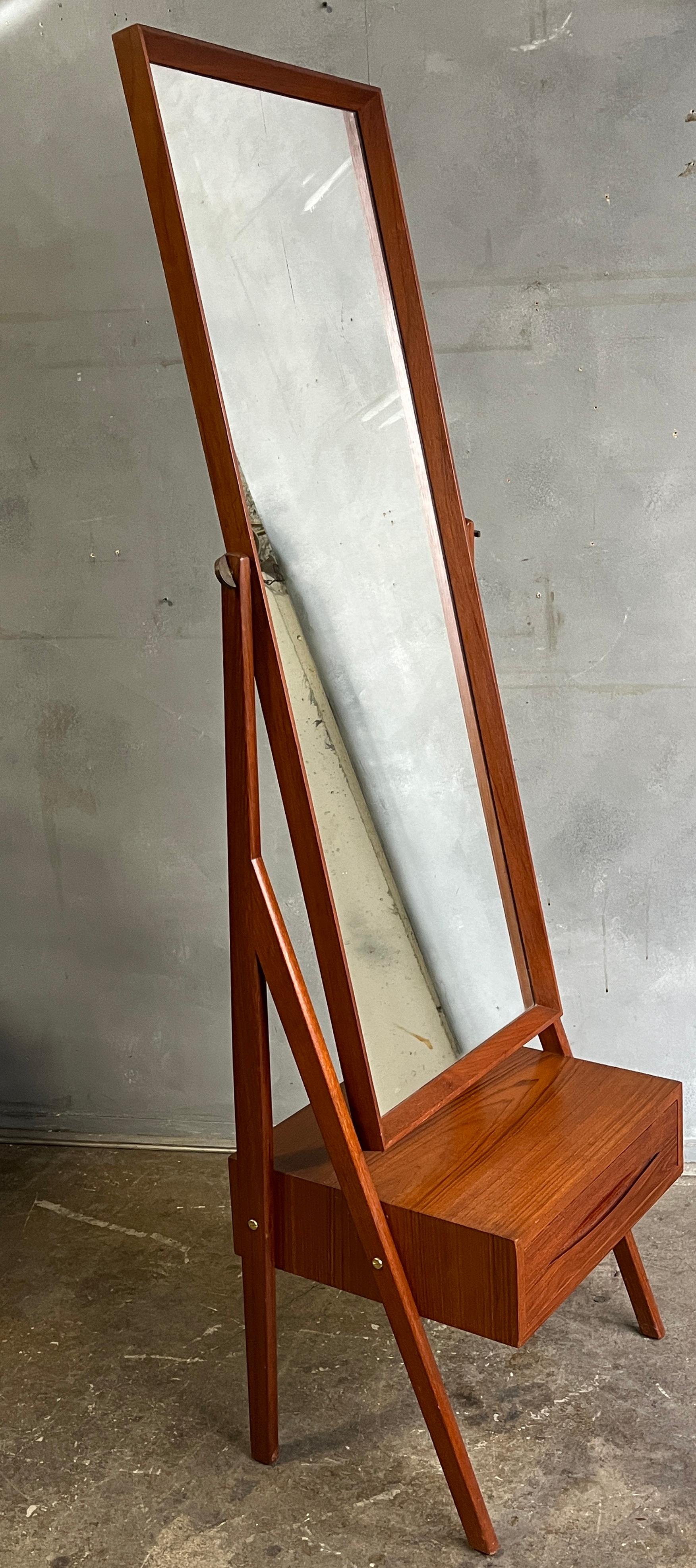 20th Century Beautiful Mid-Century Floor Mirror with Floating Drawer by Arne Vodder For Sale