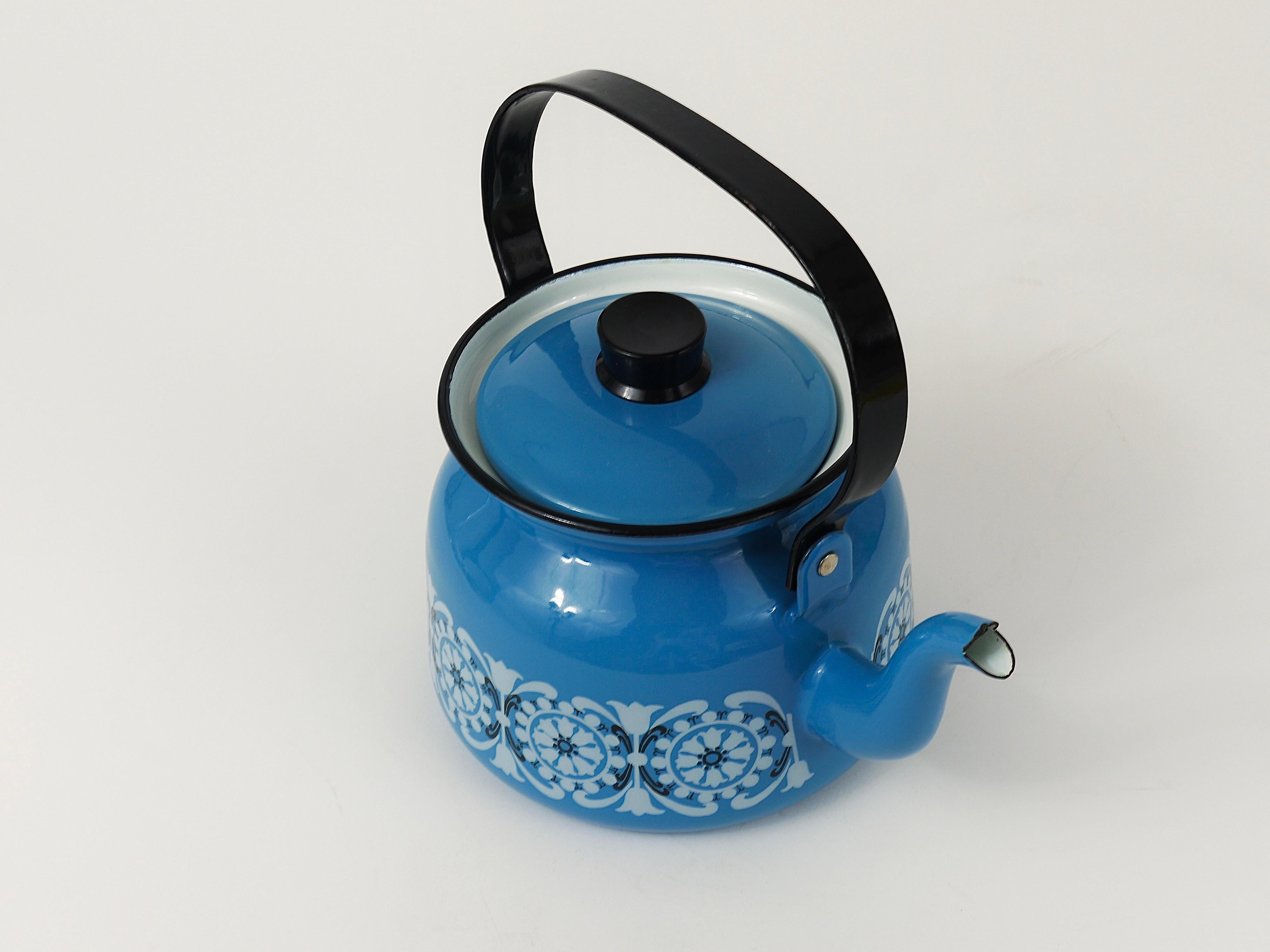 Beautiful Mid-Century Kaj Franck Enamel Tea Pot Kettle, Finel Arabia, Finland For Sale 5