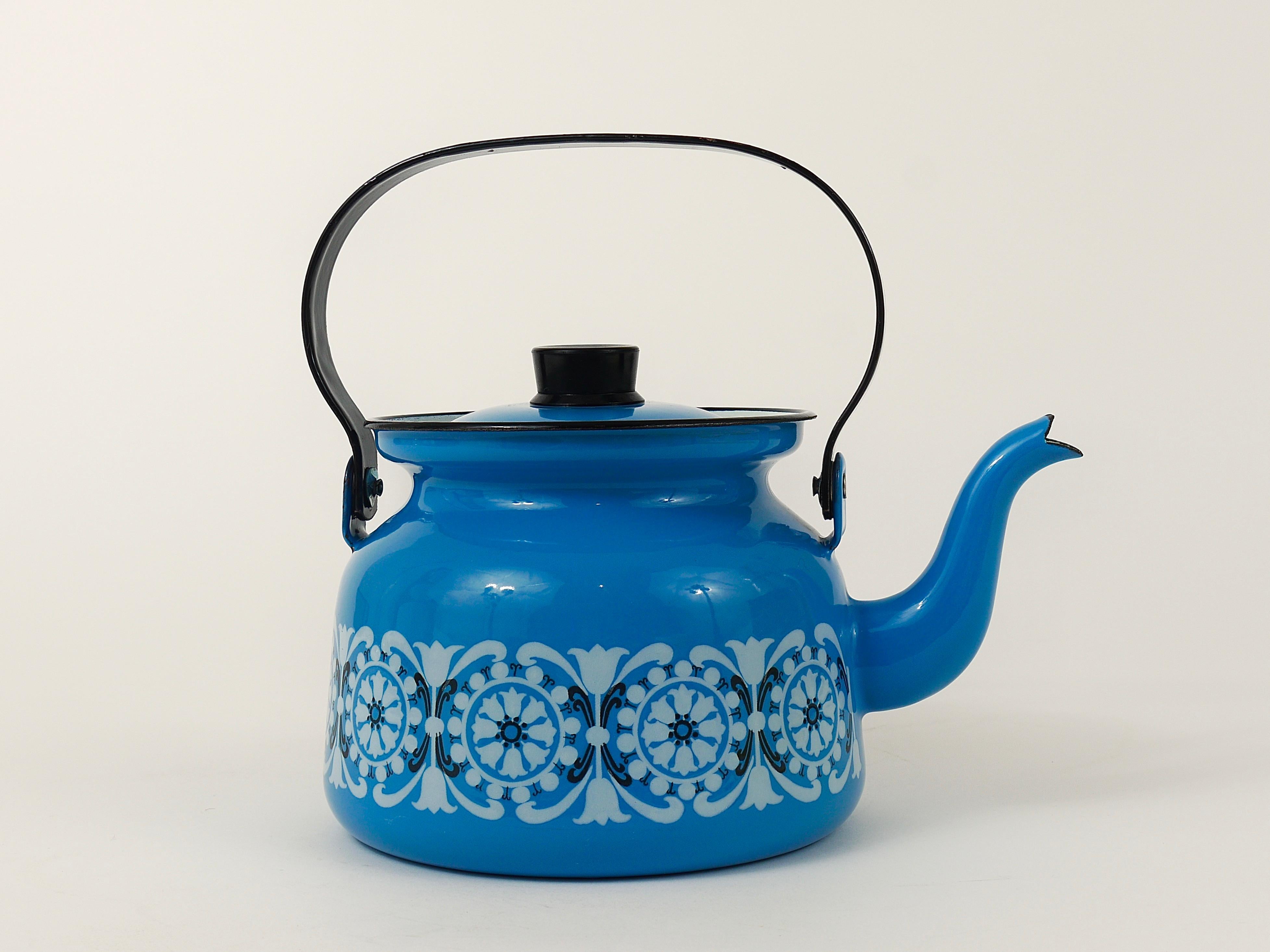 A lovely Scandinavian Mid-Century Modern enameled teapot / kettle from the 1960s. Designed by Kaj Franck and illustrated by Raija Uosikkinen, featuring white and black nordic Scandinavian floral tulip pattern over a sky blue base. Executed by Finel