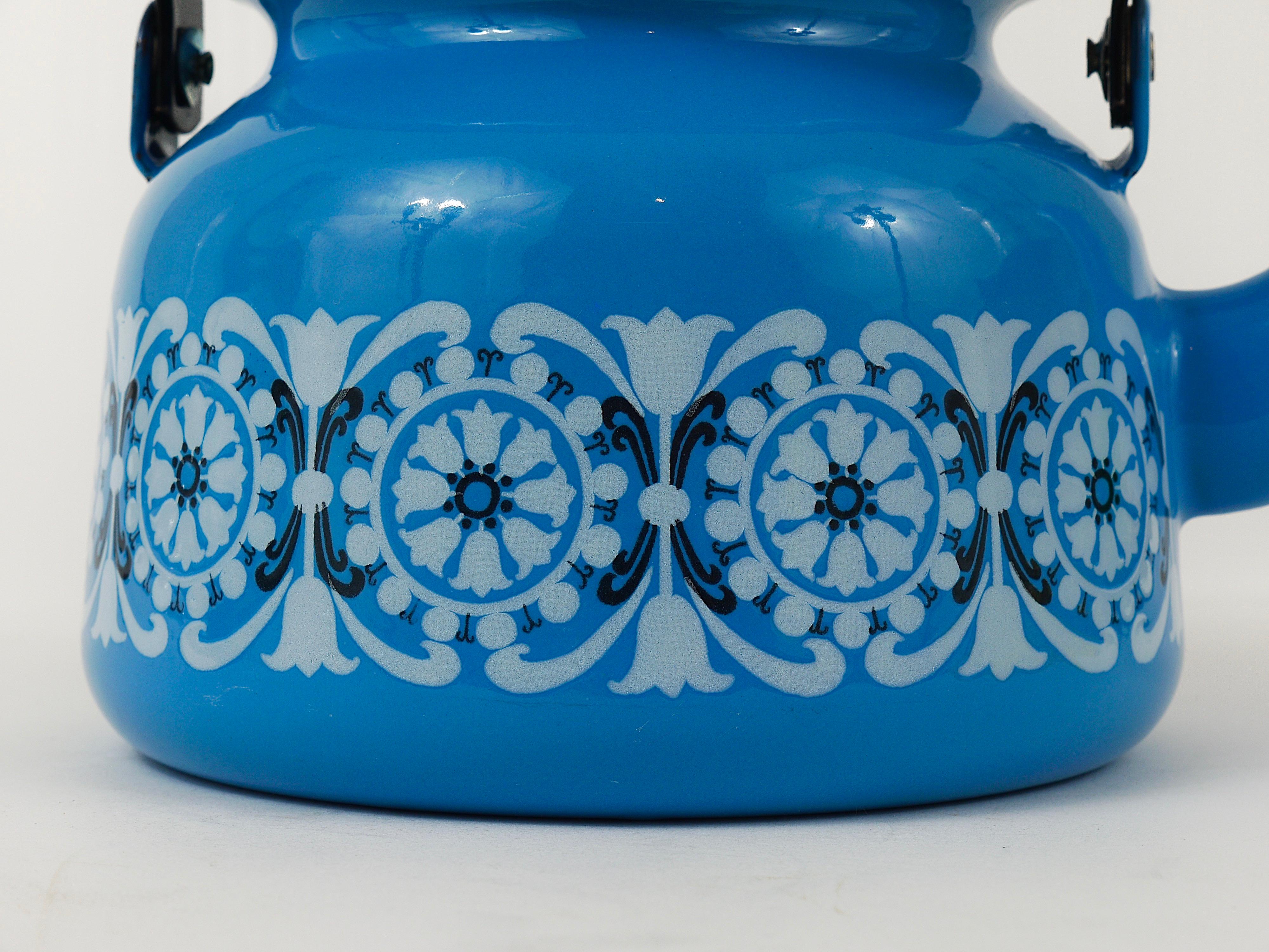 Beautiful Mid-Century Kaj Franck Enamel Tea Pot Kettle, Finel Arabia, Finland In Good Condition For Sale In Vienna, AT