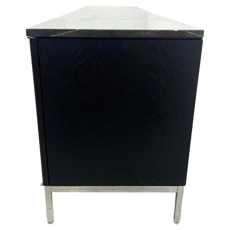 Schöne Marquina-Anrichte mit Marquina-Marmorplatte aus der Mitte des Jahrhunderts, schwarzer Lack, Florence knoll (Holzarbeit) im Angebot