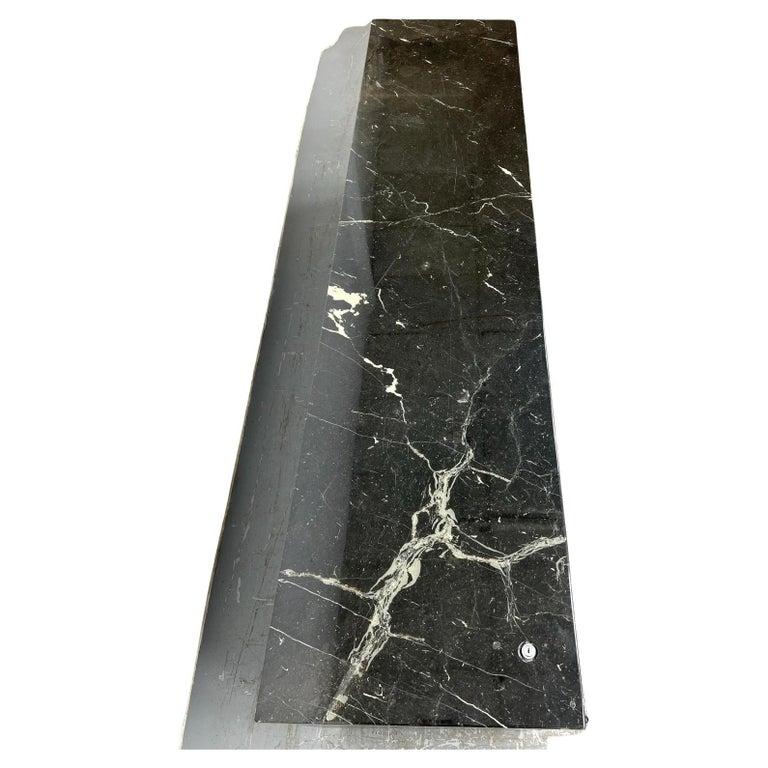 Schöne Marquina-Anrichte mit Marquina-Marmorplatte aus der Mitte des Jahrhunderts, schwarzer Lack, Florence knoll im Zustand „Gut“ im Angebot in Brooklyn, NY