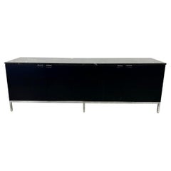 Bellissima credenza di metà secolo con piano in marmo e laccatura nera Florence Knoll