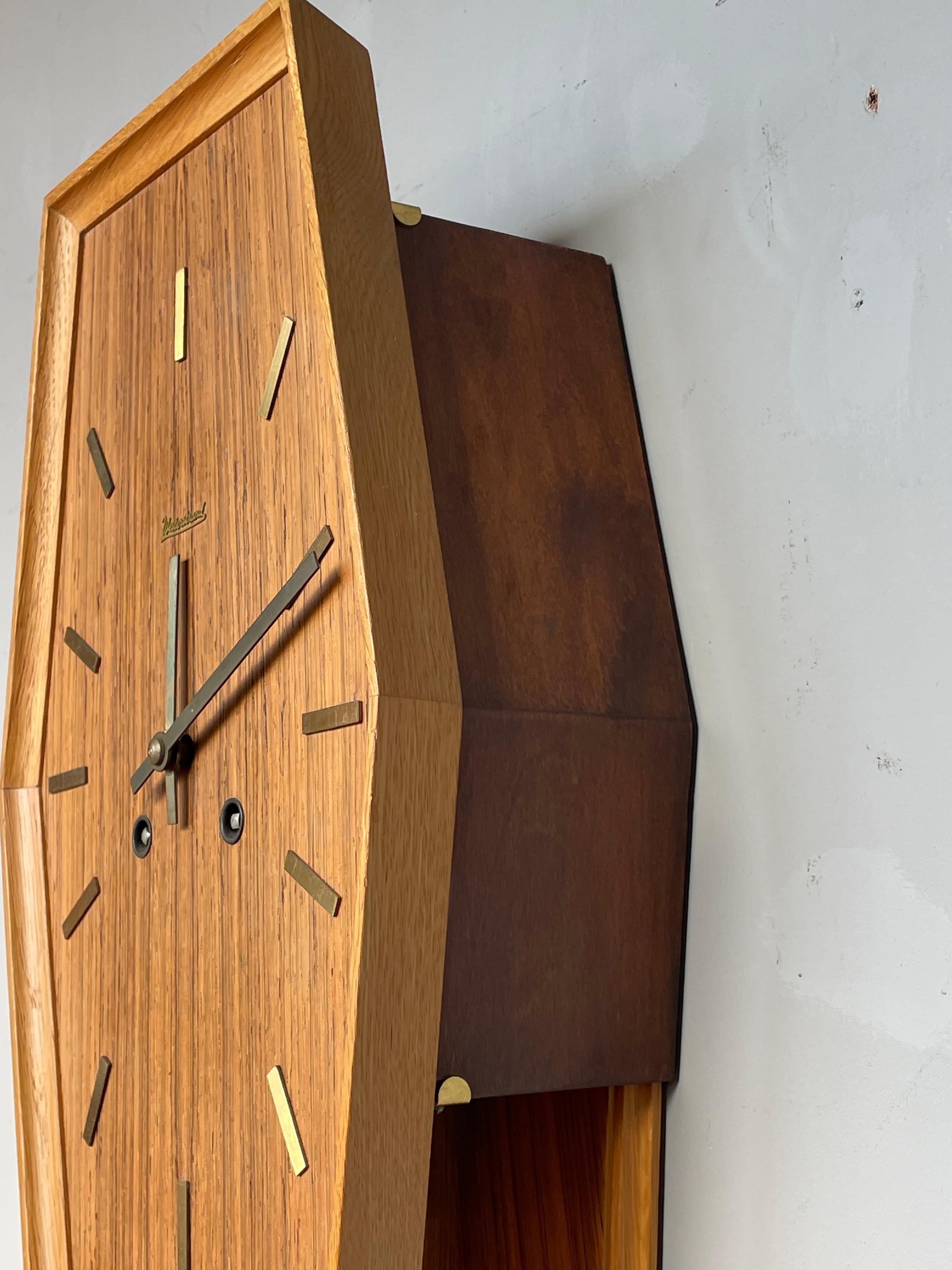 20ième siècle Magnifique horloge murale Pendule en bois moderne du milieu du siècle dernier par Westerstrand, Suède en vente