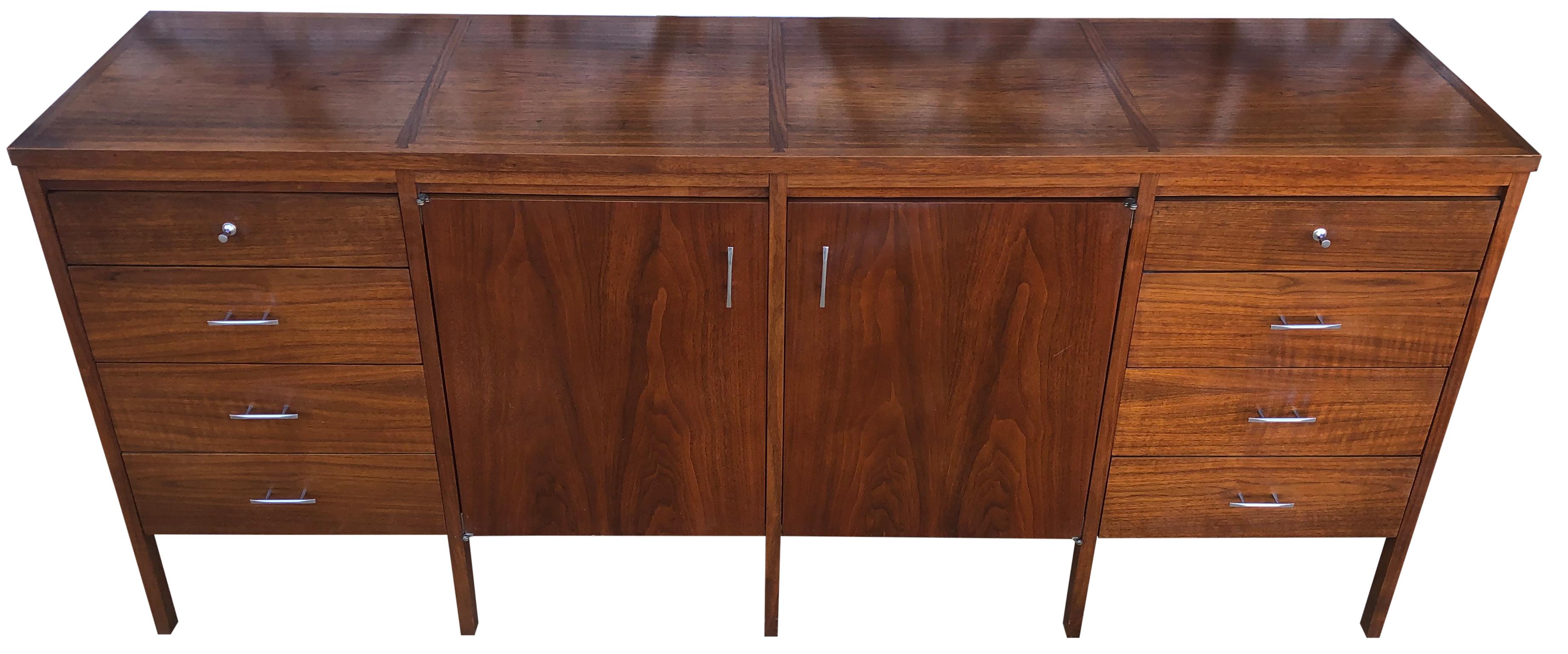 Midcentury American Designer Paul McCobb 16-drawer dresser credenza solid walnut. Original finish in beautiful vintage condition - Has 2 center front doors - All solid walnut with joint and grain details - Solid walnut base with solid 10 legs. - Has