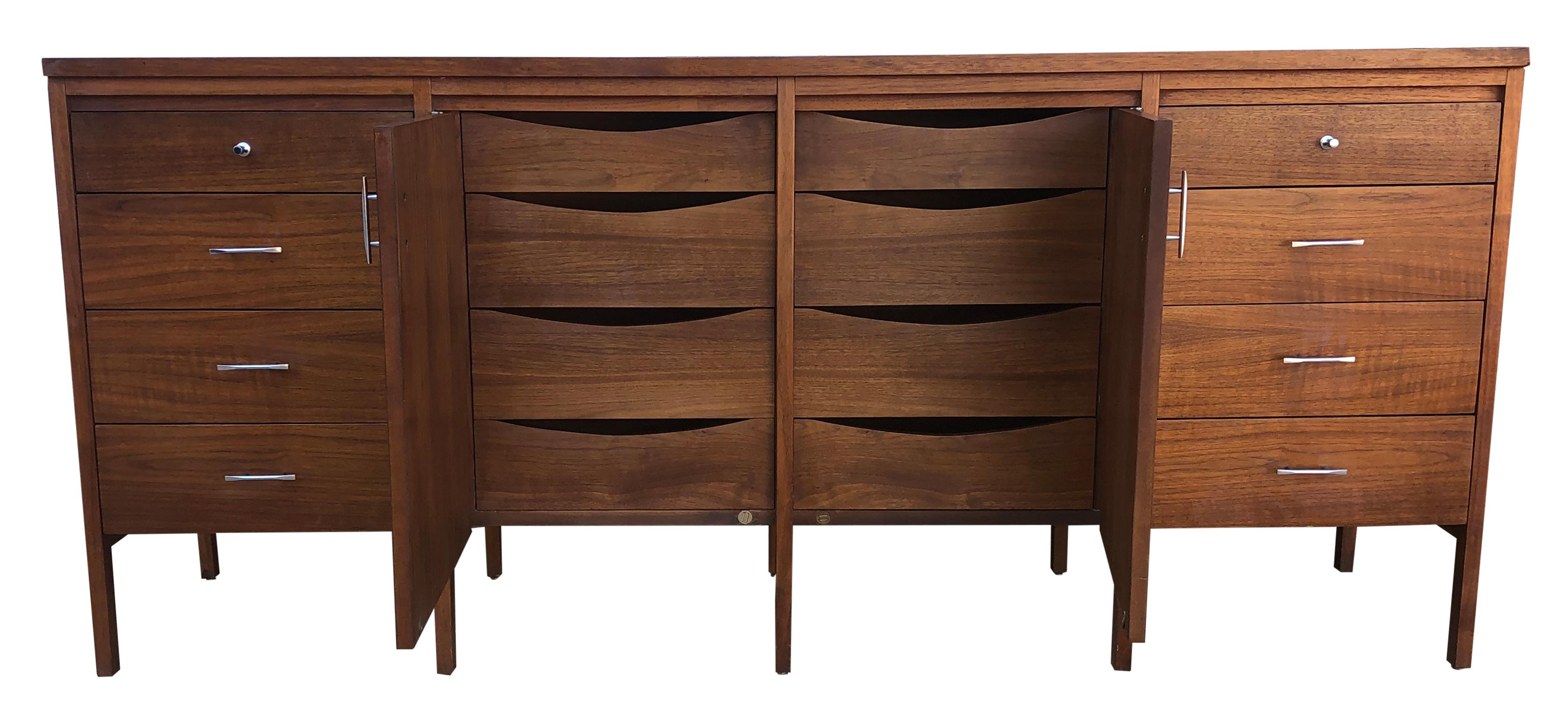 Beautiful Midcentury Paul McCobb for Lane 16 Drawer Dresser Credenza Walnut In Good Condition In BROOKLYN, NY