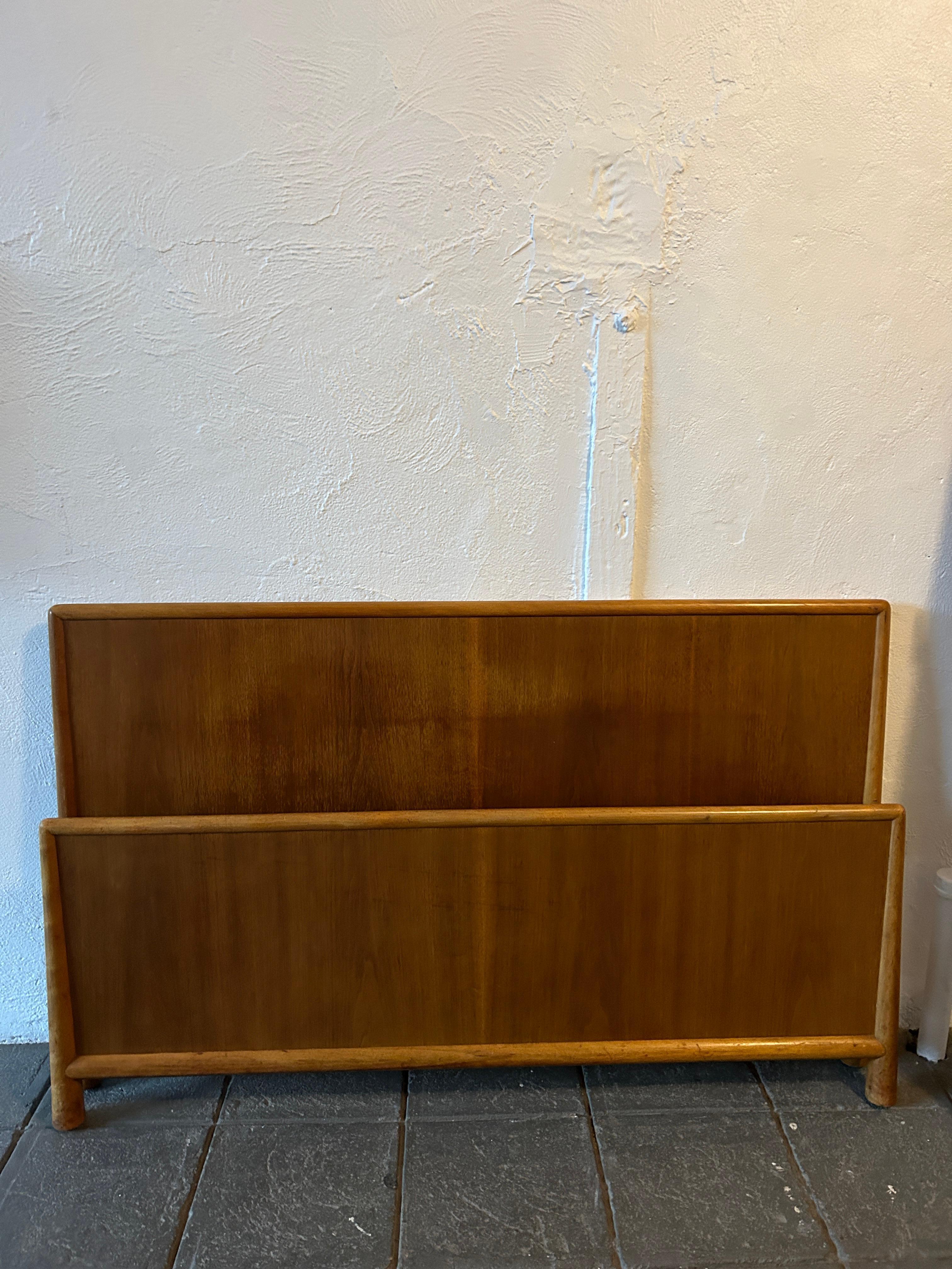 Magnifique meuble Robsjohn-Gibbings pour Condit tête de lit pied de lit et 2 rails en très bon état. détails en bois d'érable blond finement travaillés, arrondis et courbés. Convient à un matelas de taille normale. Tête de lit avec rails et pied de