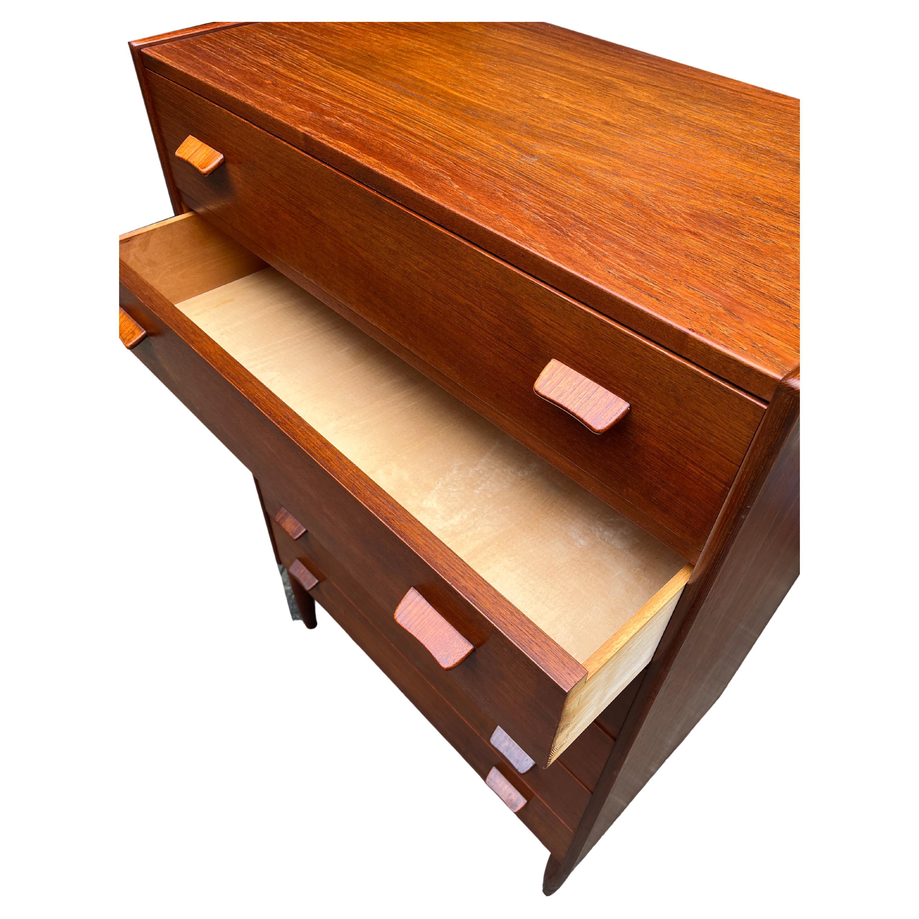 Magnifique commode haute pour garçon du milieu du siècle dernier par Poul Volther Bon état à BROOKLYN, NY