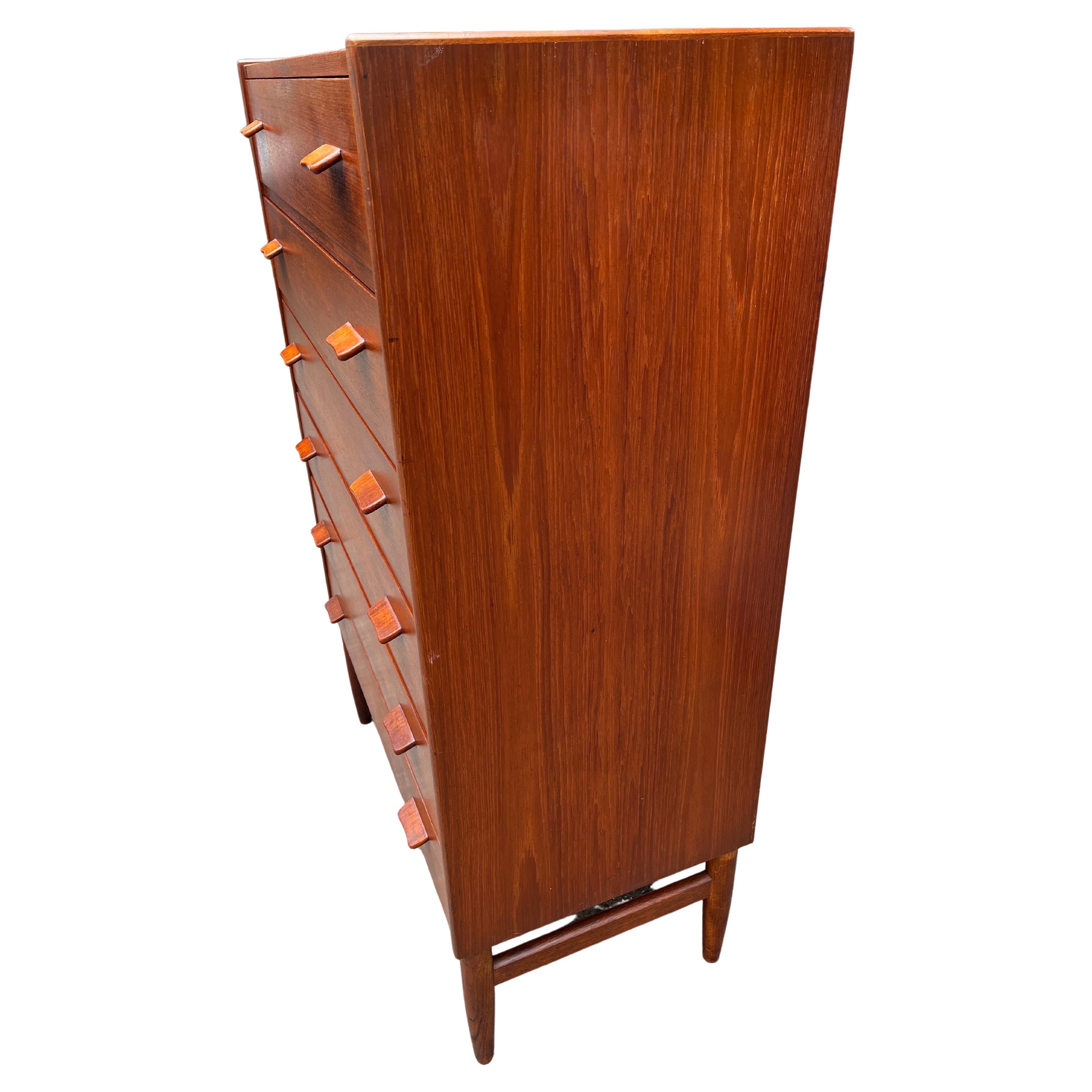 20ième siècle Magnifique commode haute pour garçon du milieu du siècle dernier par Poul Volther