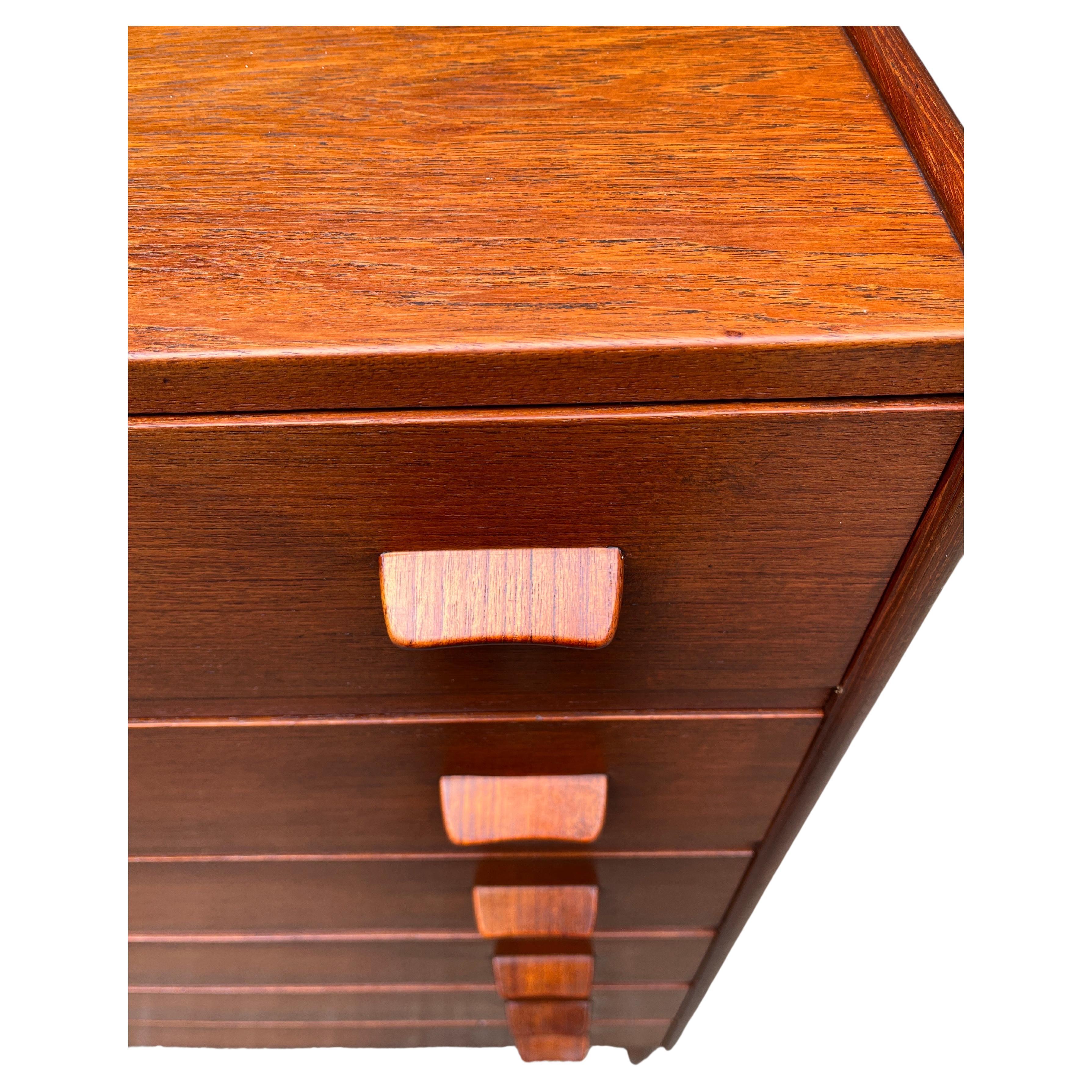 Danois Magnifique commode haute pour garçon du milieu du siècle dernier par Poul Volther