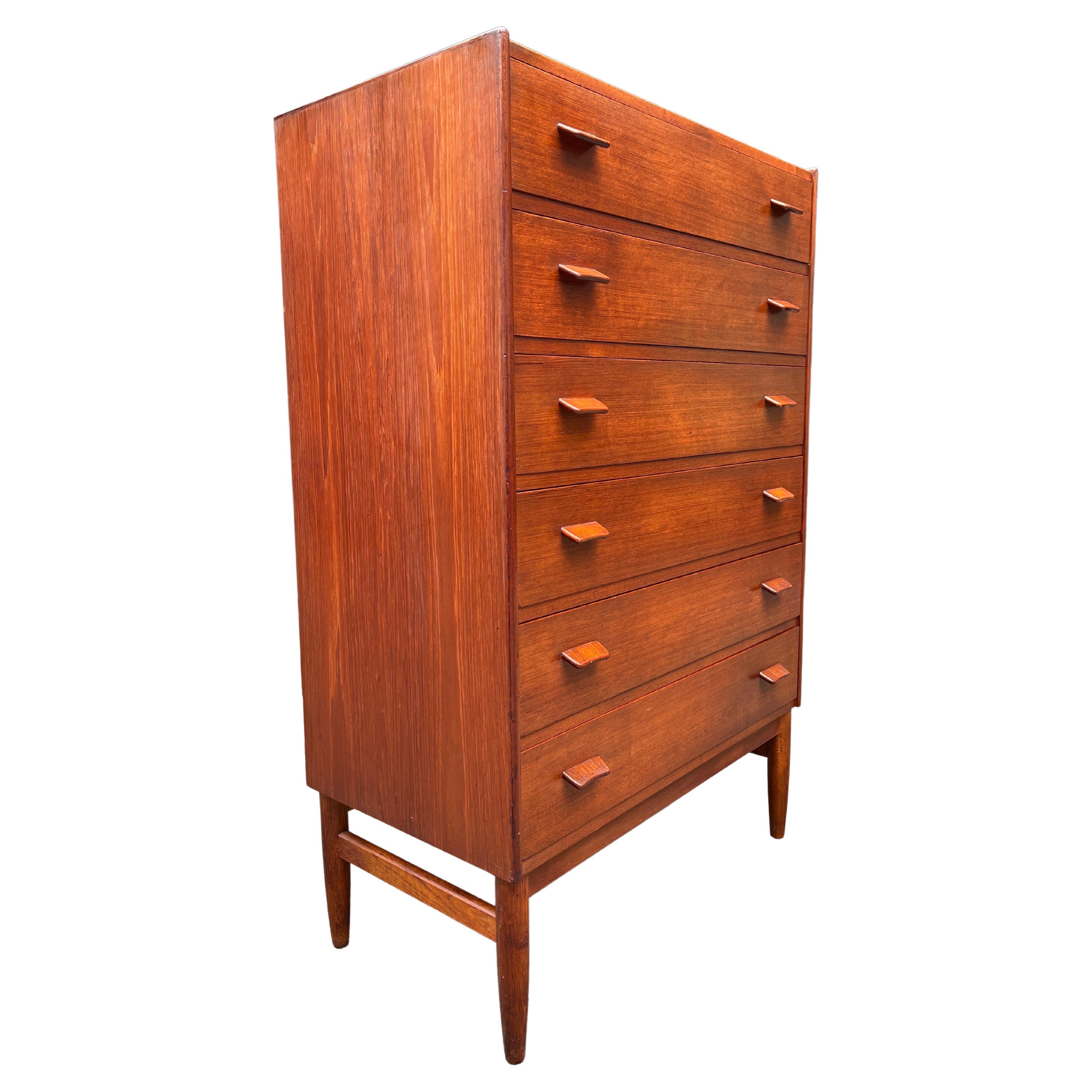 Bois Magnifique commode haute pour garçon du milieu du siècle dernier par Poul Volther