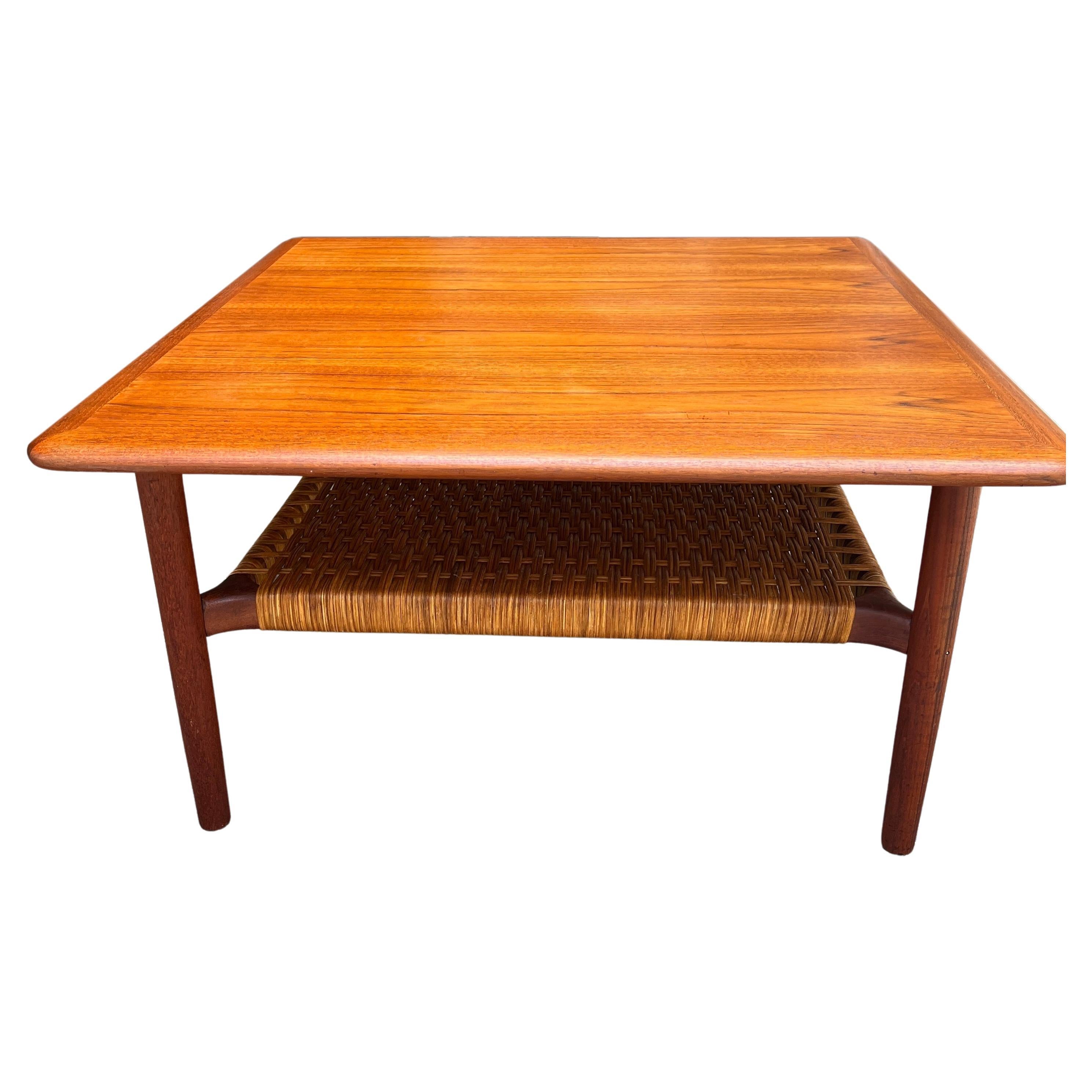 Danois Magnifique table basse en teck et rotin du milieu du siècle dernier en vente
