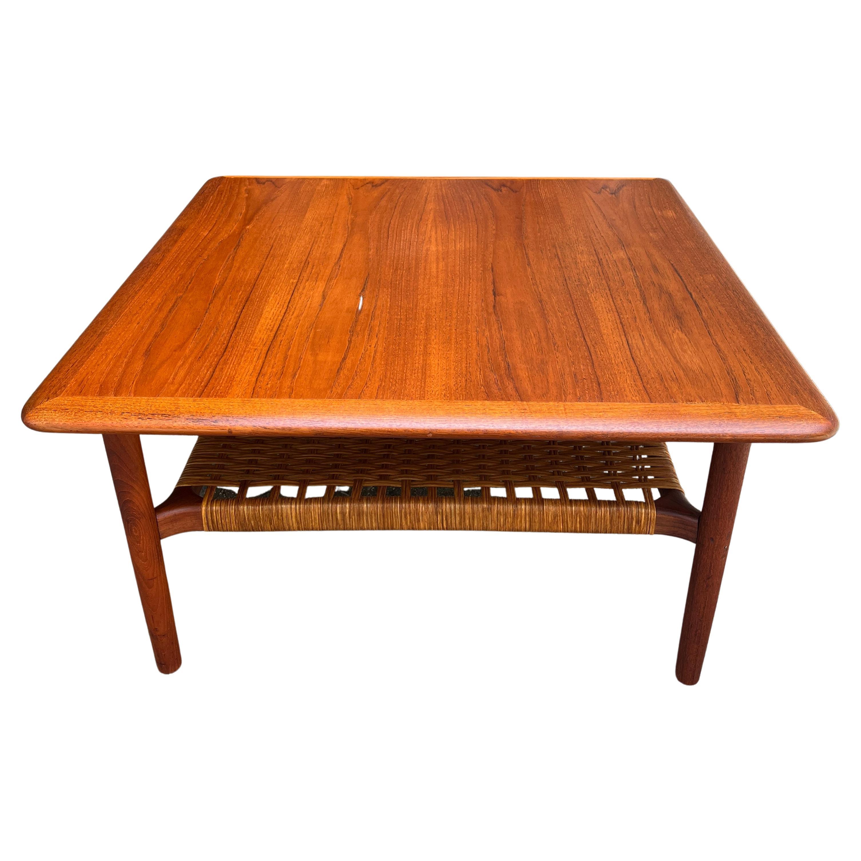 Magnifique table basse en teck et rotin du milieu du siècle dernier Bon état - En vente à BROOKLYN, NY