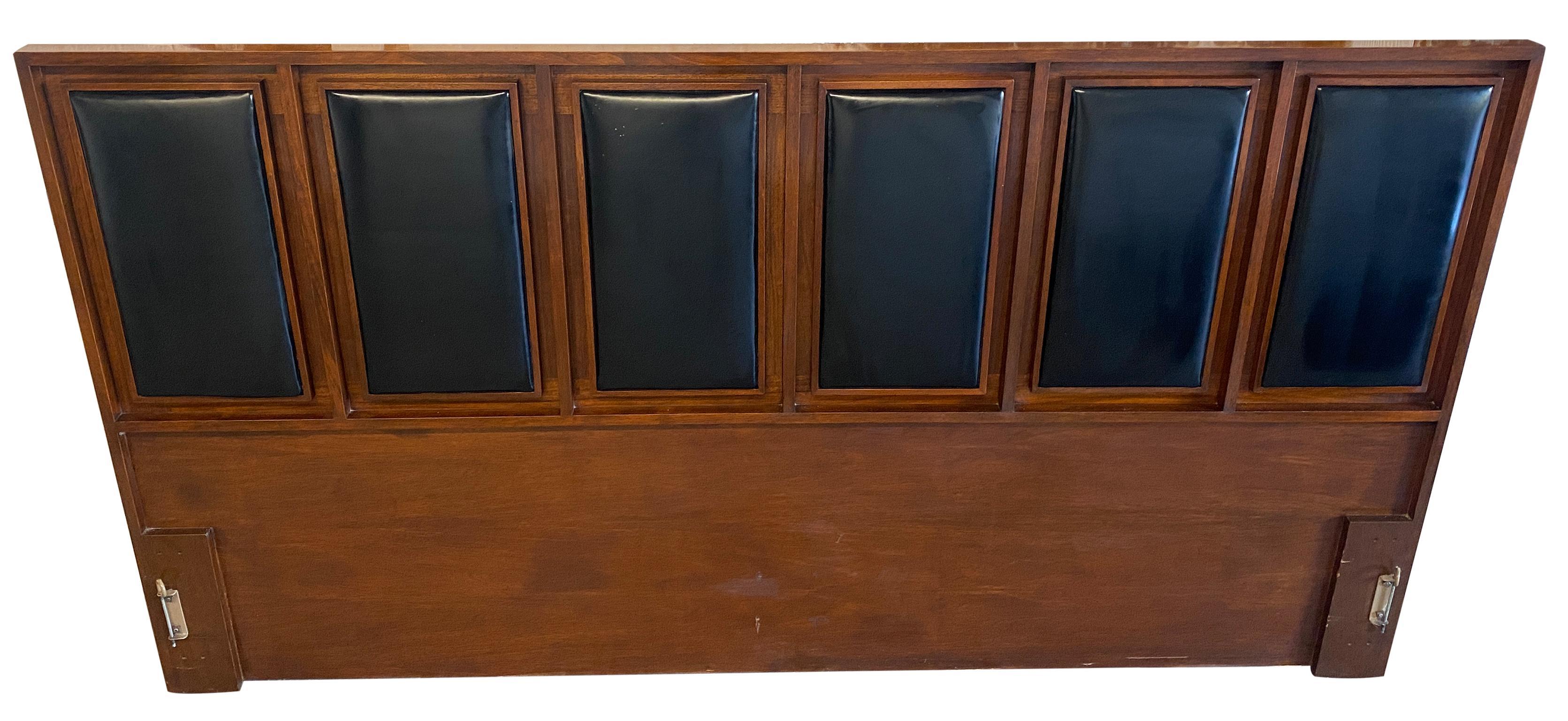 Bellissima testiera del letto Paul McCobb for Widdicomb Furniture #8050 in splendide condizioni vintage. Finemente realizzata con struttura in noce e dettagli di rivestimento in vinile nero. Si adatta a un materasso di dimensioni King. Solo testiera