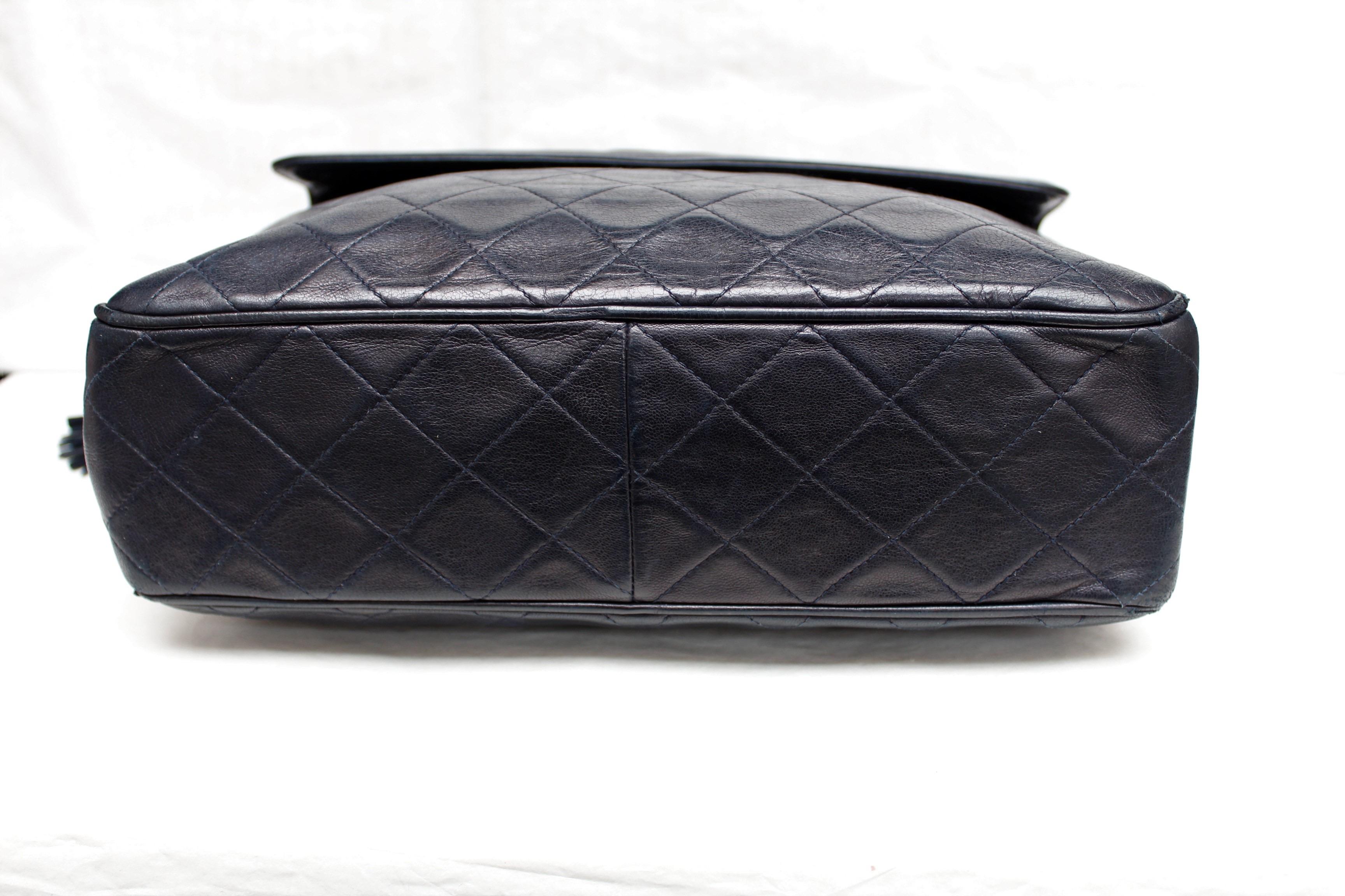 Beautiful midnight blue quilted leather bag, 1990s For Sale 3