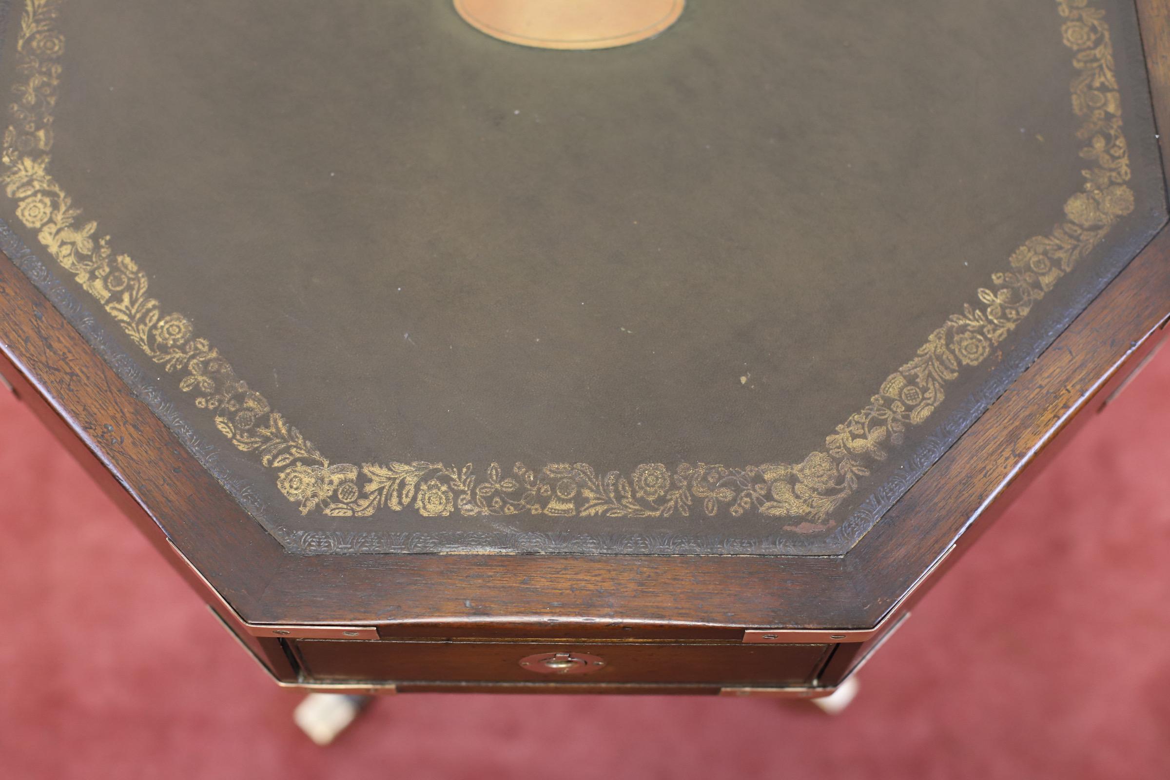Magnifique table à tambour de style militaire Campaigner en vente 7