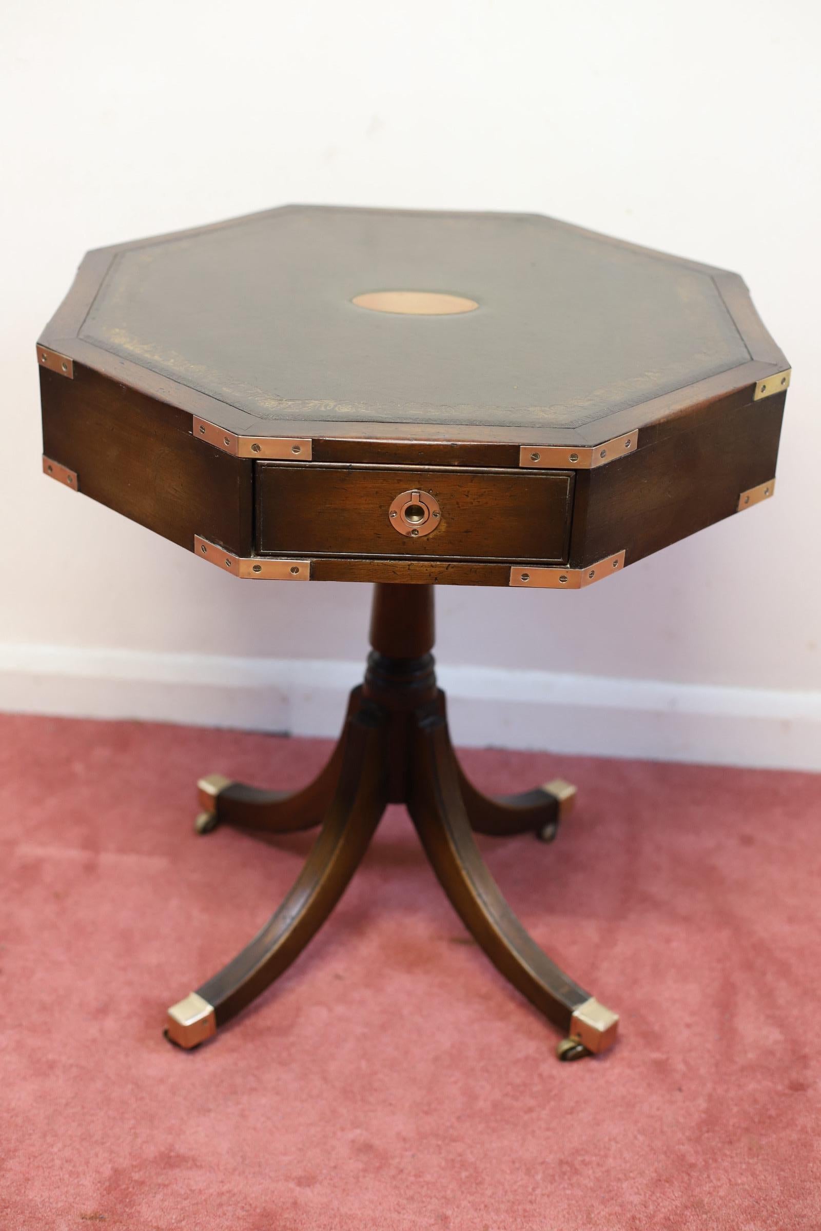 20ième siècle Magnifique table à tambour de style militaire Campaigner  en vente