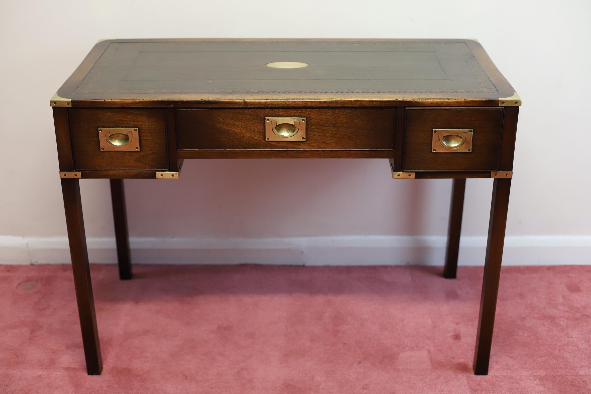 
We delight to ofer for sale this amazing military campaign writing table with brass corners and leather top retailed by Harrods London in amazing condition.
Don't hesitate to contact me if you have any questions.
Please have a closer look at the