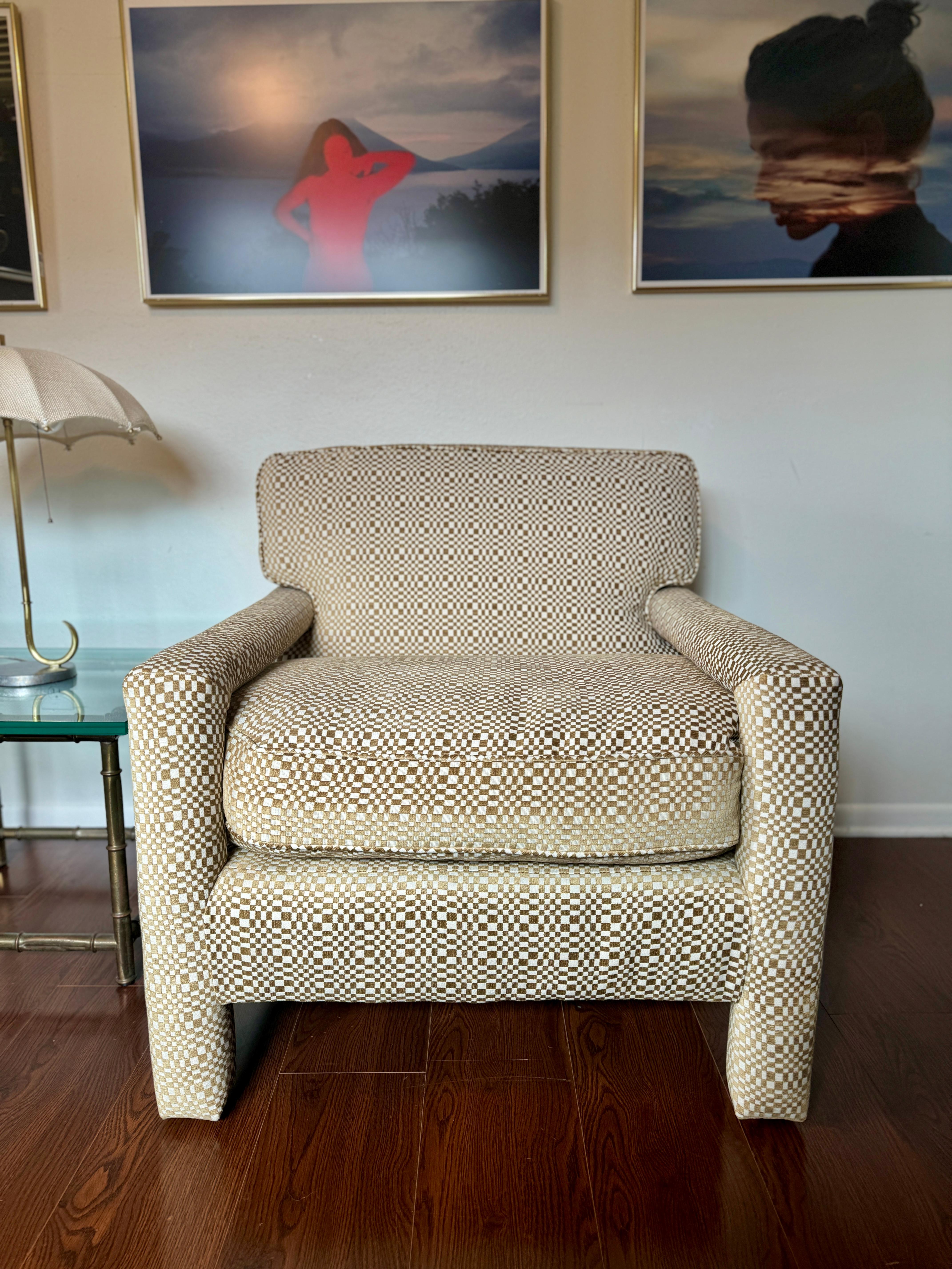 Schöner Parsons-Stuhl im Milo Baughman-Stil, ca. 1970er Jahre. Frisch gepolstert im Angebot 2