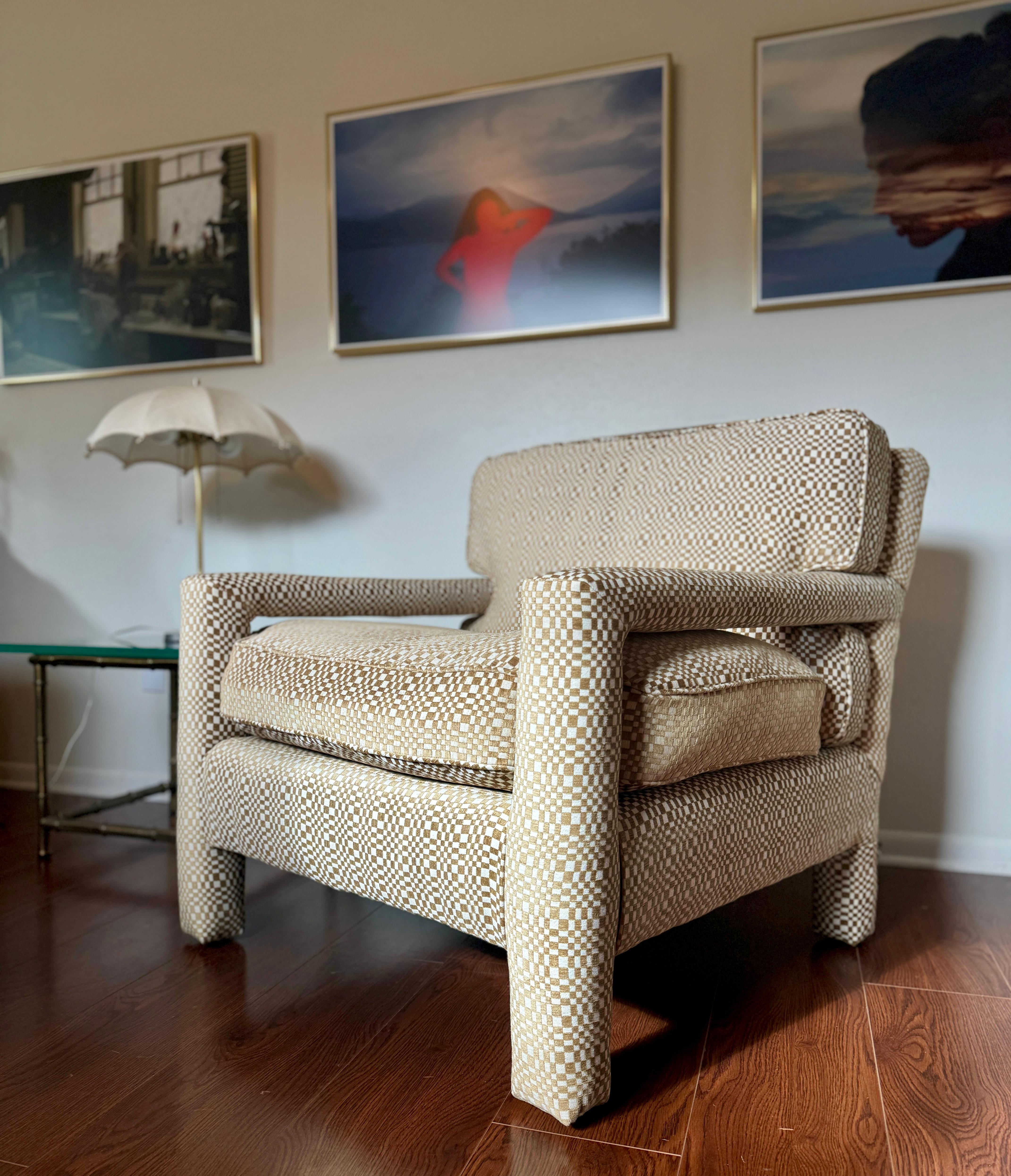 Schöner Parsons-Stuhl im Milo Baughman-Stil, ca. 1970er Jahre. Frisch gepolstert mit einem Stoff von Gaston y Daniela und schweren, daunengefüllten Kissen - eine Freude, darin zu sitzen. Insgesamt in sehr gutem Zustand. 

31