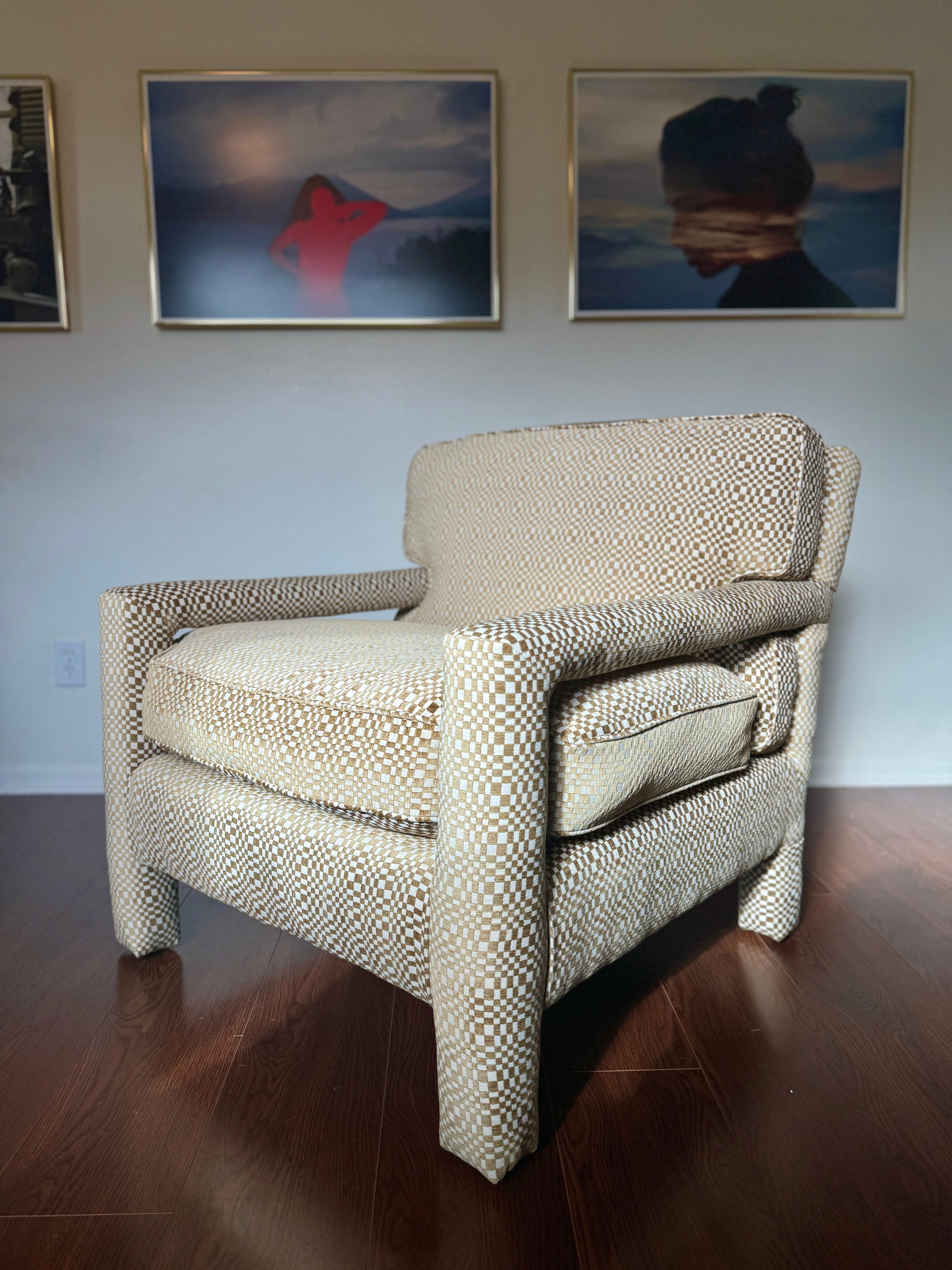 Mid-Century Modern Beautiful Milo Baughman style parsons chair, circa 1970s. Freshly reupholstered For Sale