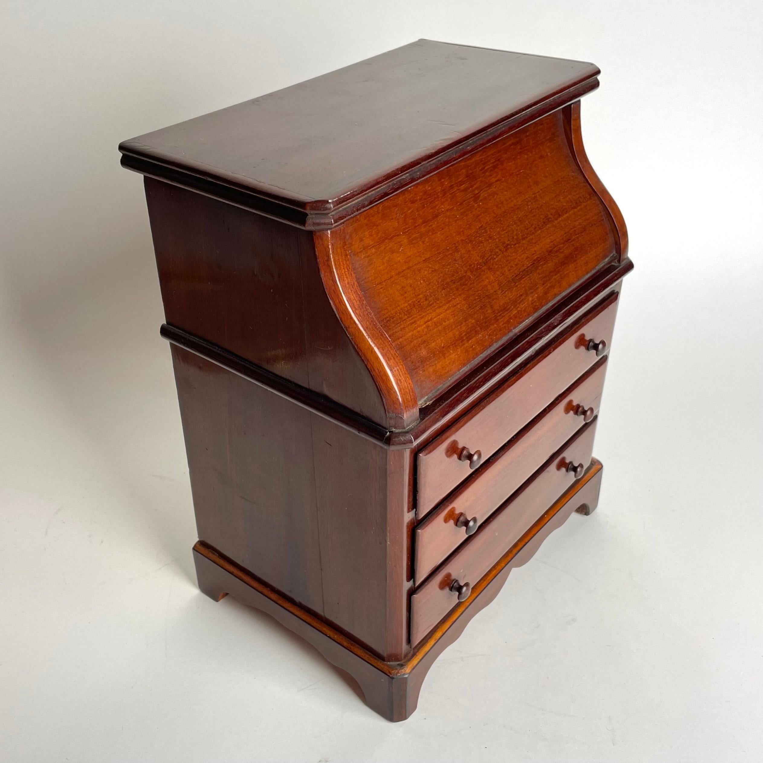Beautiful Miniature chest of drawers in Mahogany (Swietenia mahogoni) from Paris, France. Made during the 1840s i Louis Philippe. Sold by a company in 256 Rue Saint- Honor’e in Paris. Inside with Birds Eye Maple, mirror and marbled glass

Wear