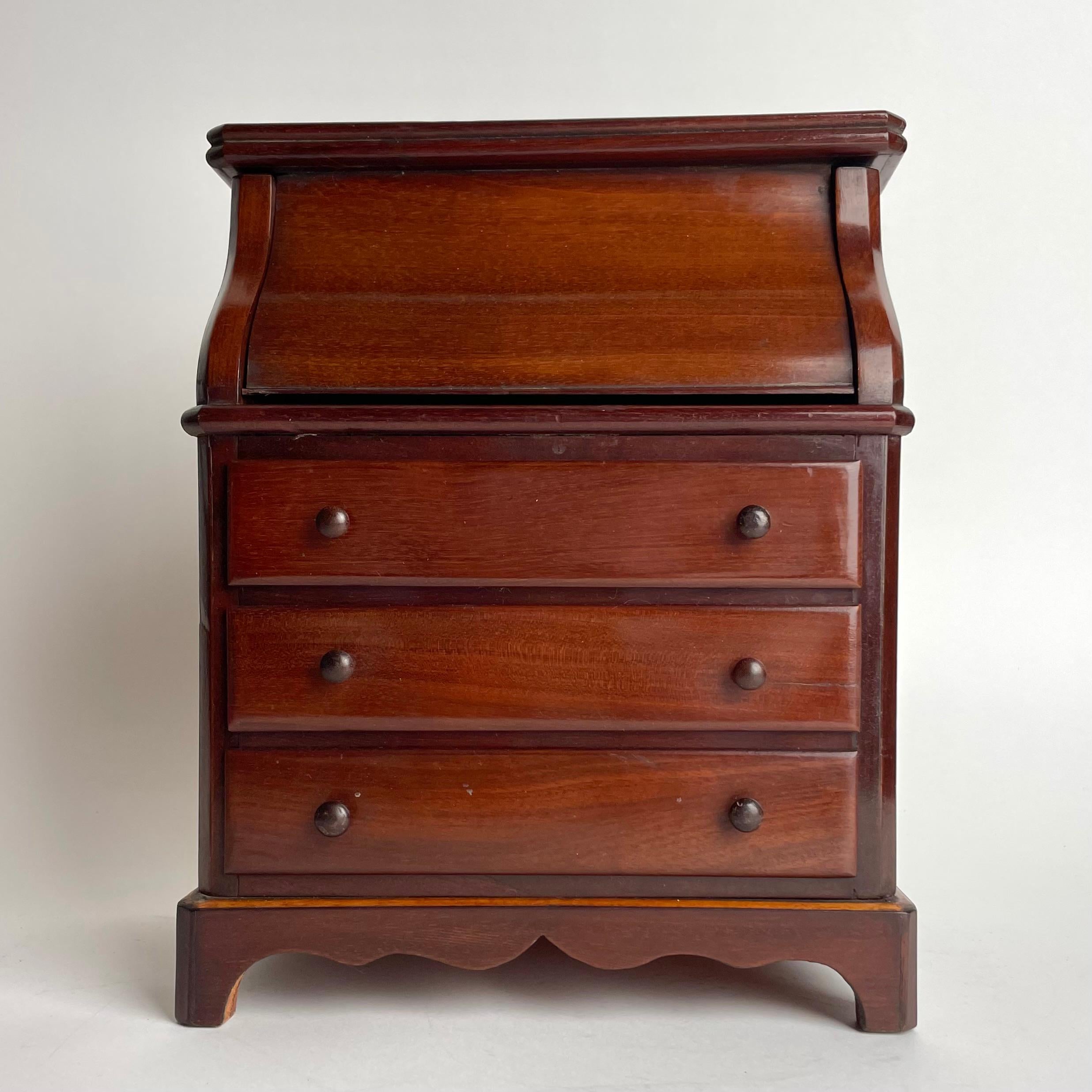 Louis Philippe Beautiful Miniature chest of drawers in Mahogany from Paris in the 1840s