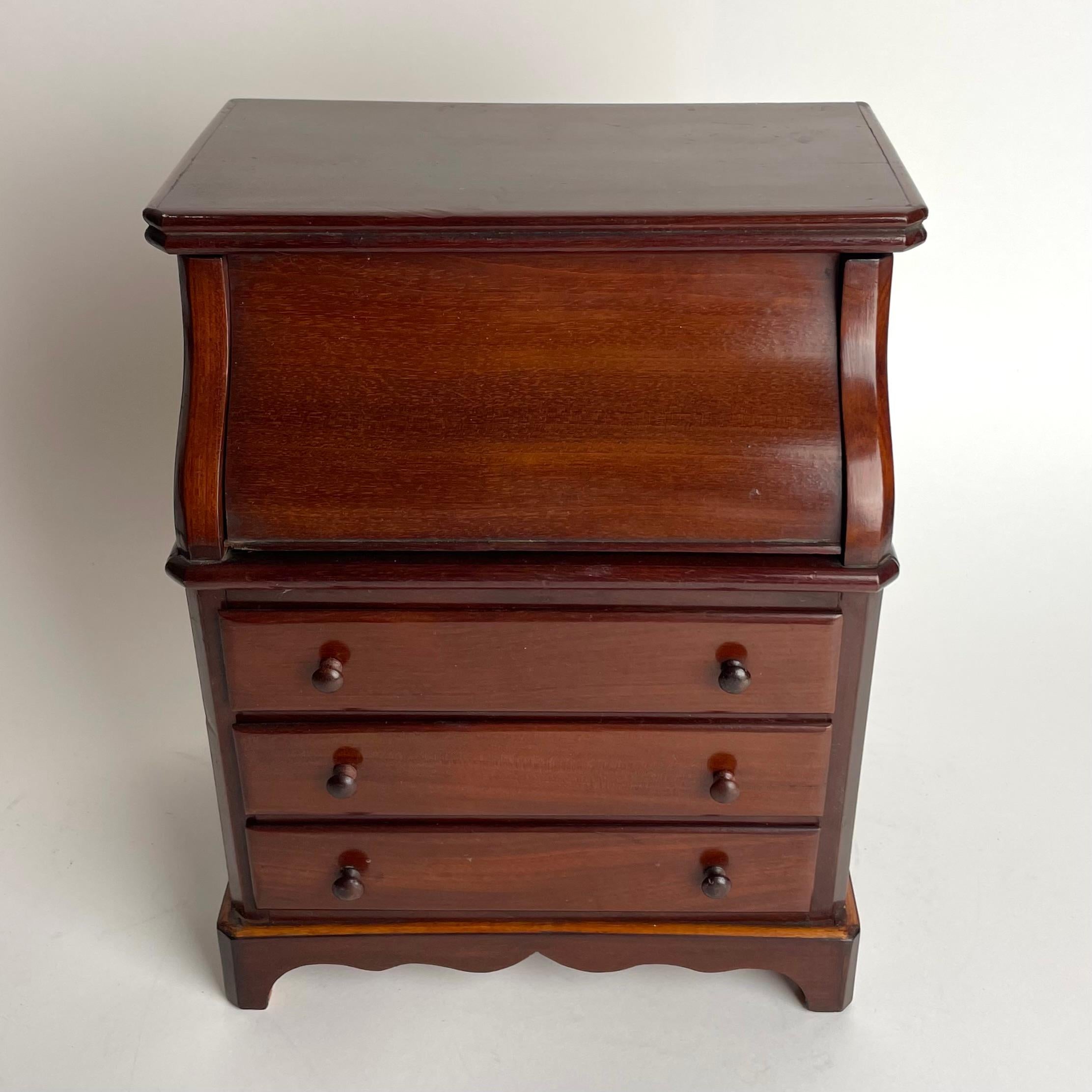 French Beautiful Miniature chest of drawers in Mahogany from Paris in the 1840s