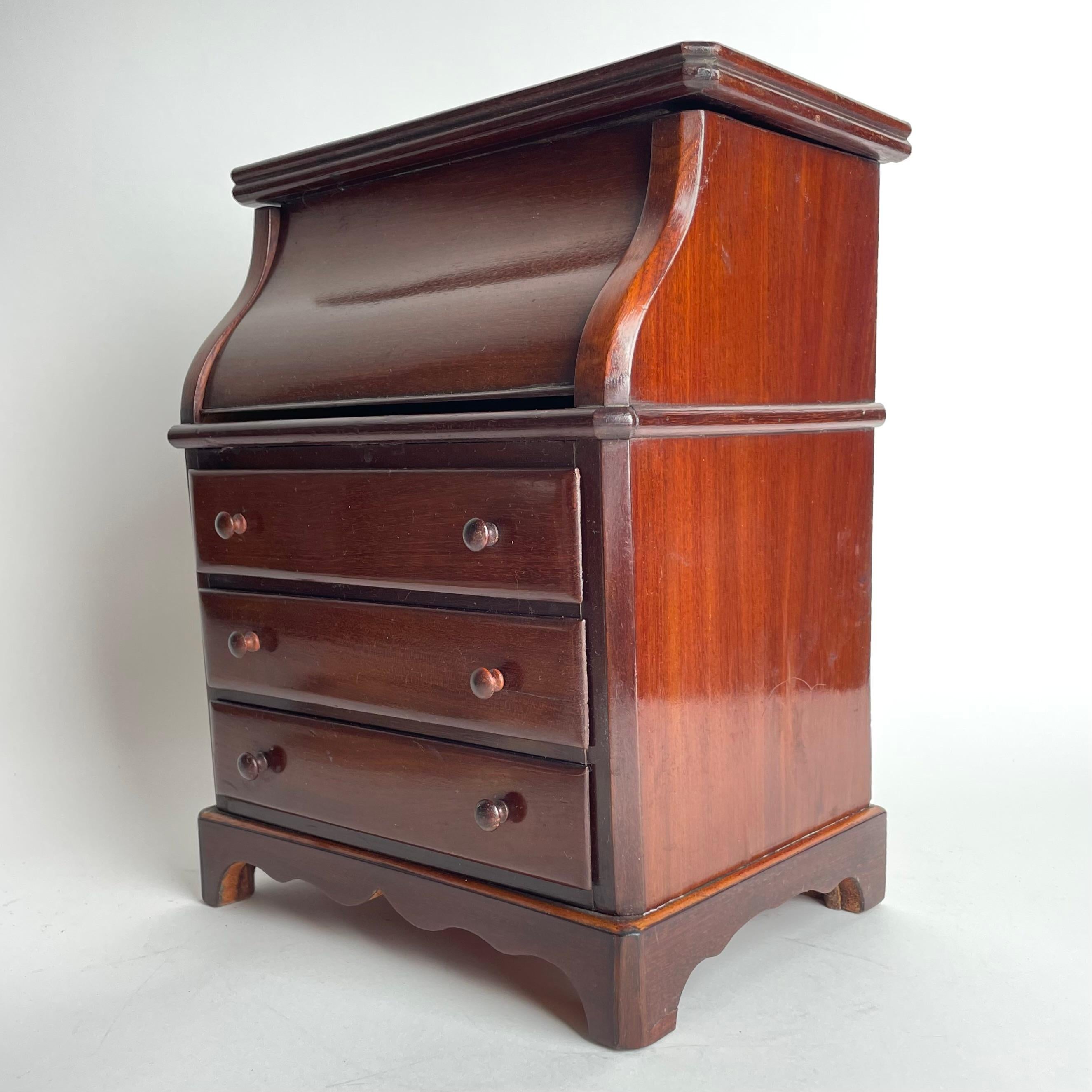Beautiful Miniature chest of drawers in Mahogany from Paris in the 1840s In Good Condition In Knivsta, SE