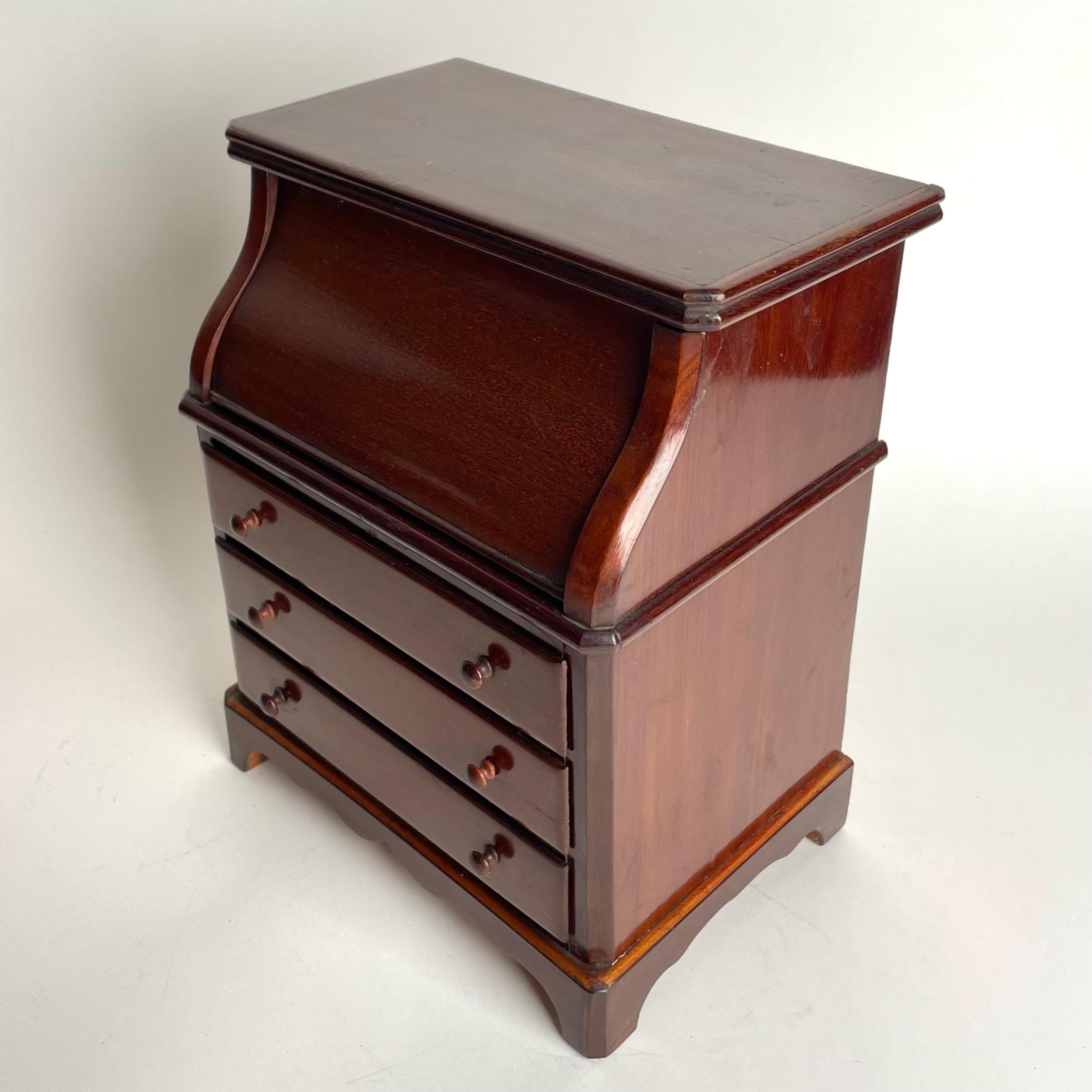 Mid-19th Century Beautiful Miniature chest of drawers in Mahogany from Paris in the 1840s