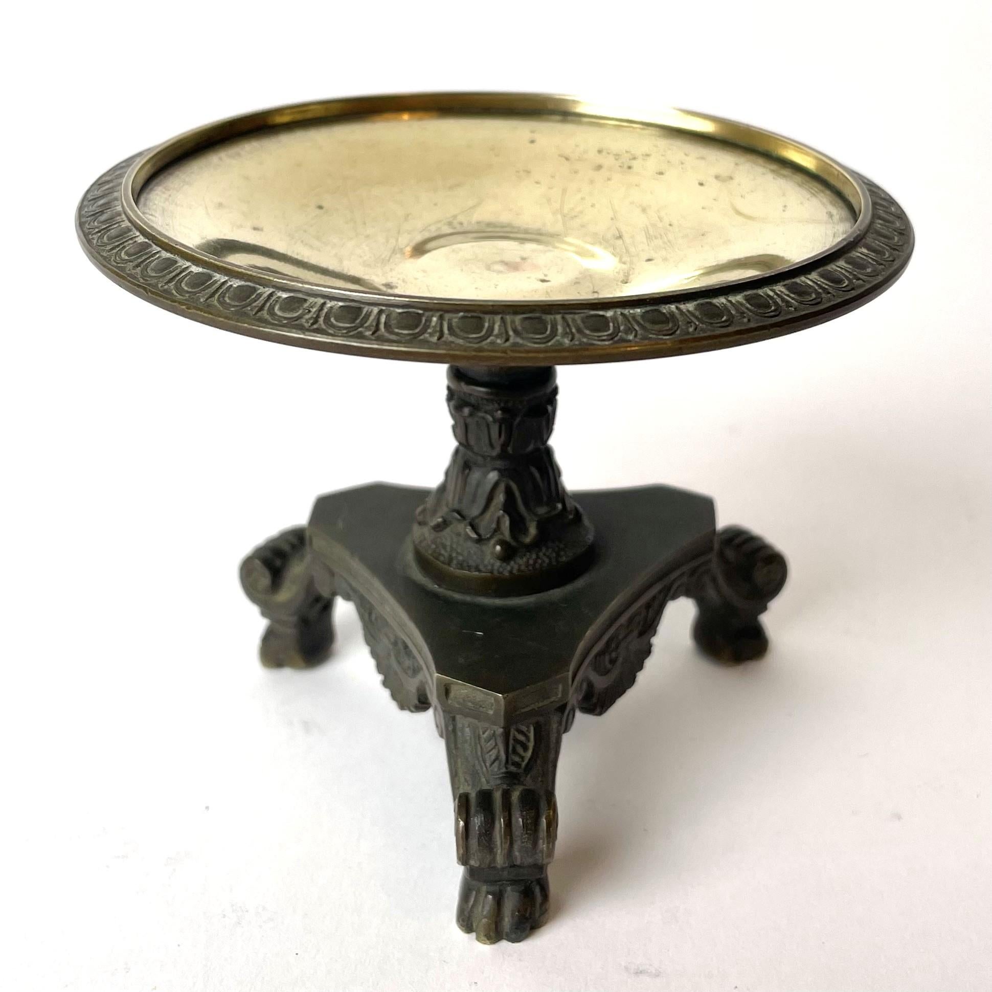 Schöner Miniaturtisch/Tisch aus vergoldeter und patinierter Bronze. 19. Jahrhundert (Louis Philippe) im Angebot