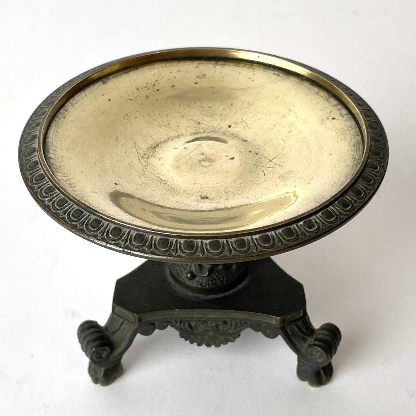 Schöner Miniaturtisch/Tisch aus vergoldeter und patinierter Bronze. 19. Jahrhundert (Französisch) im Angebot