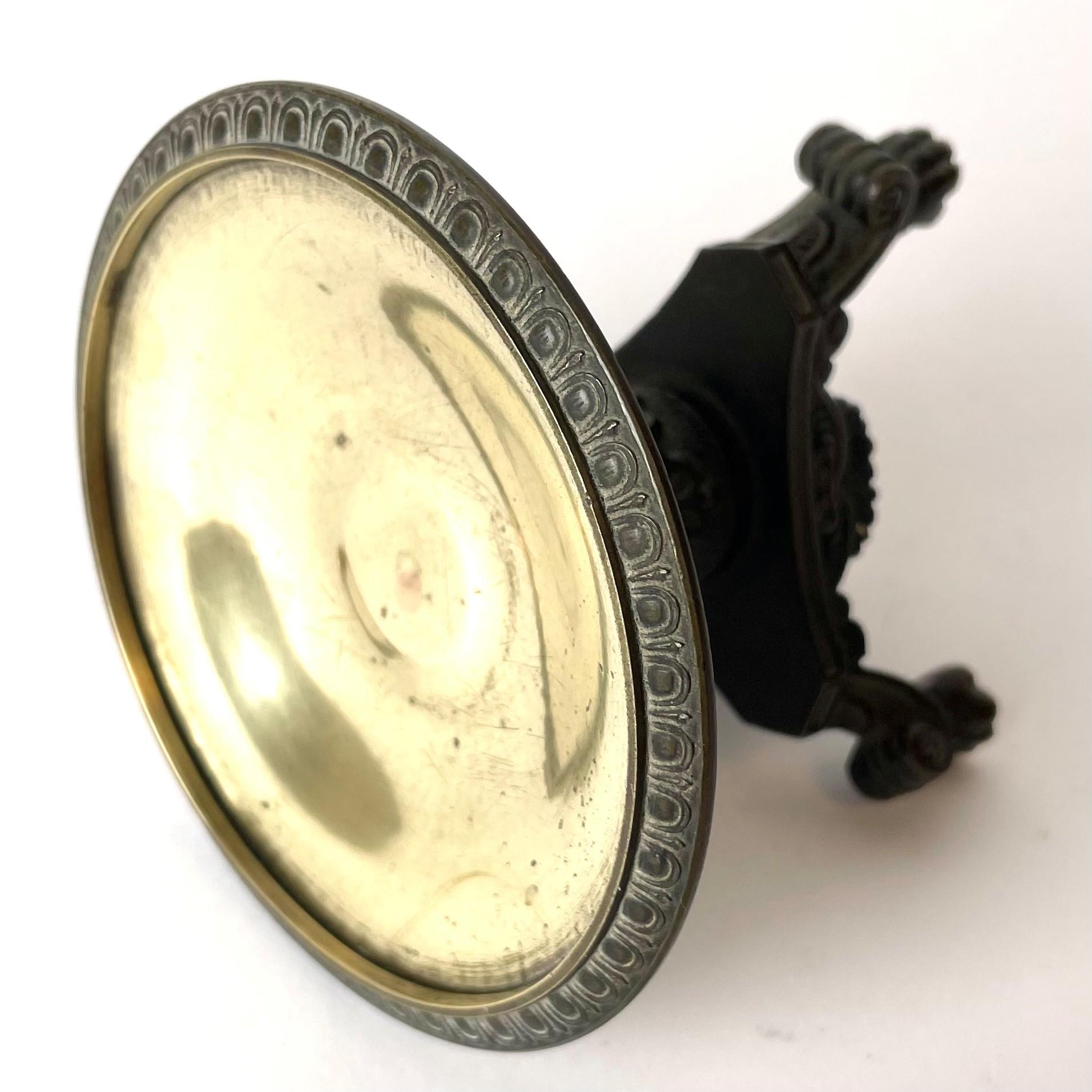 Schöner Miniaturtisch/Tisch aus vergoldeter und patinierter Bronze. 19. Jahrhundert im Angebot 2
