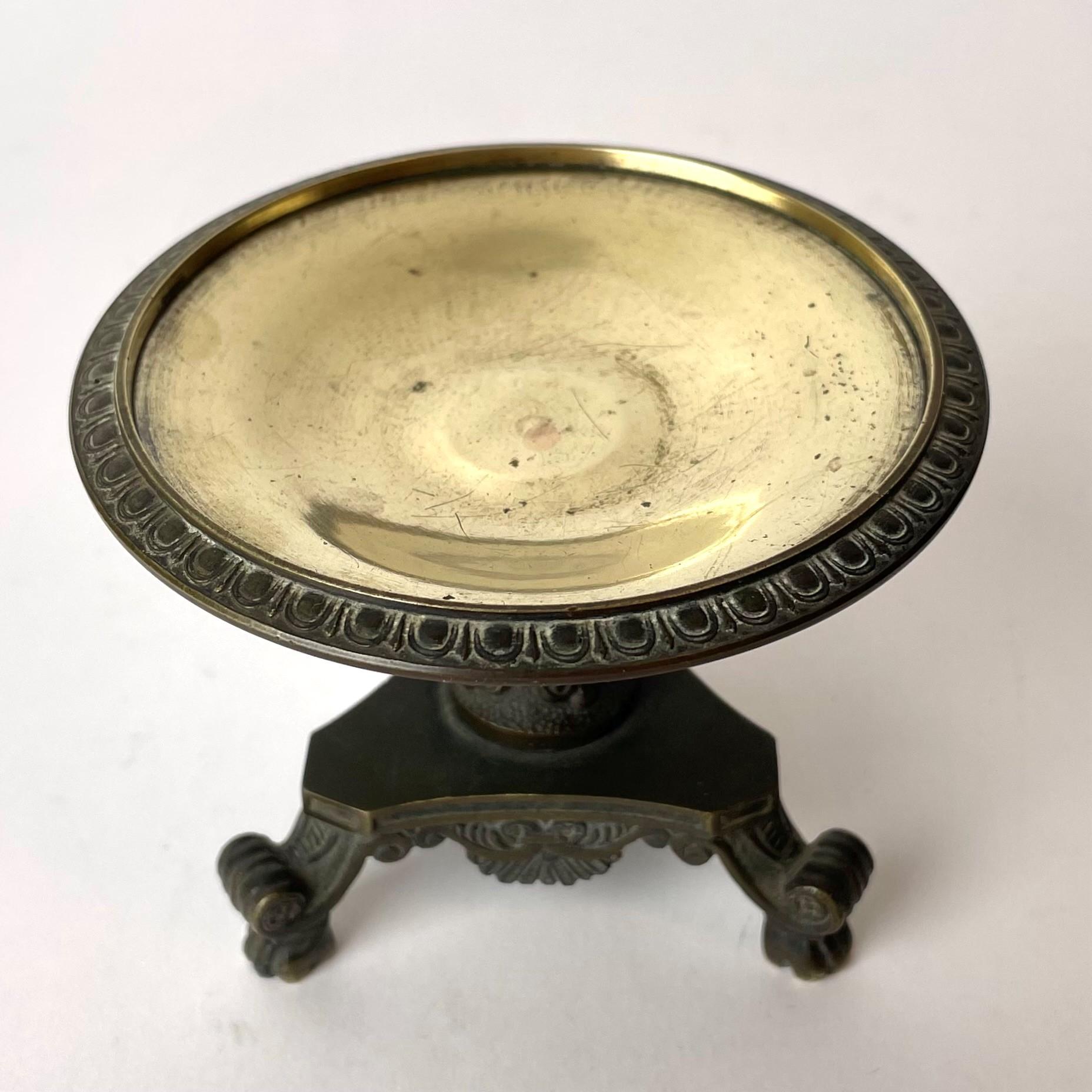 Schöner Miniaturtisch/Tisch aus vergoldeter und patinierter Bronze. 19. Jahrhundert im Angebot 3