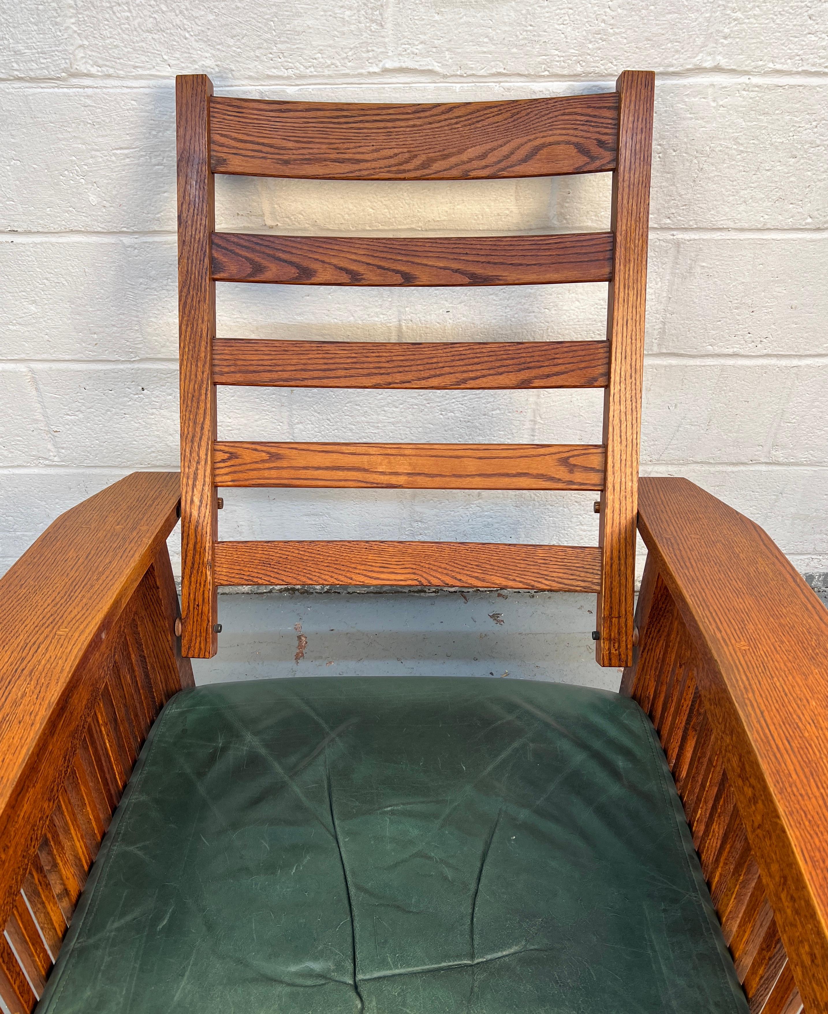 Bellissima sedia da salotto Mission Oak con ottomana in vendita 5