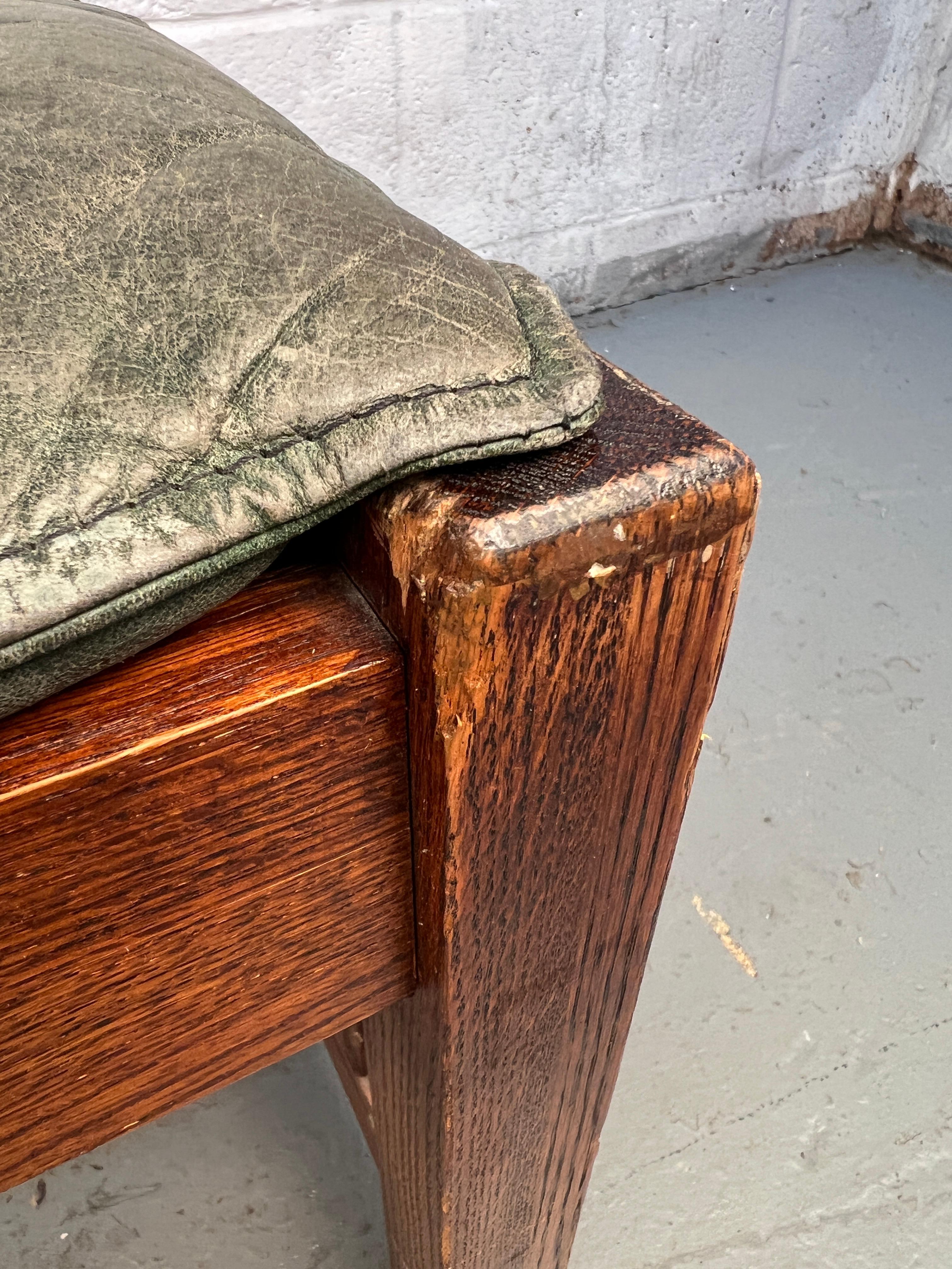 Bellissima sedia da salotto Mission Oak con ottomana in vendita 7