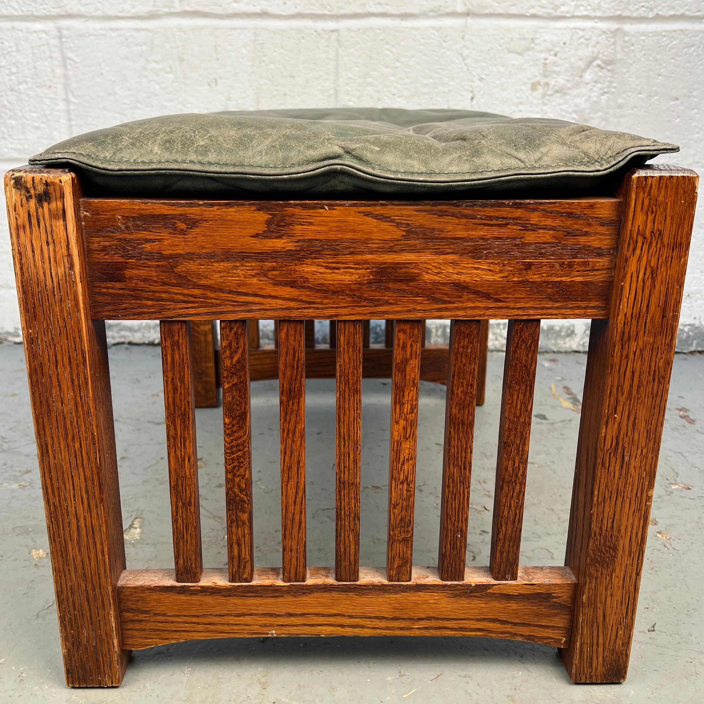 Bellissima sedia da salotto Mission Oak con ottomana in vendita 8