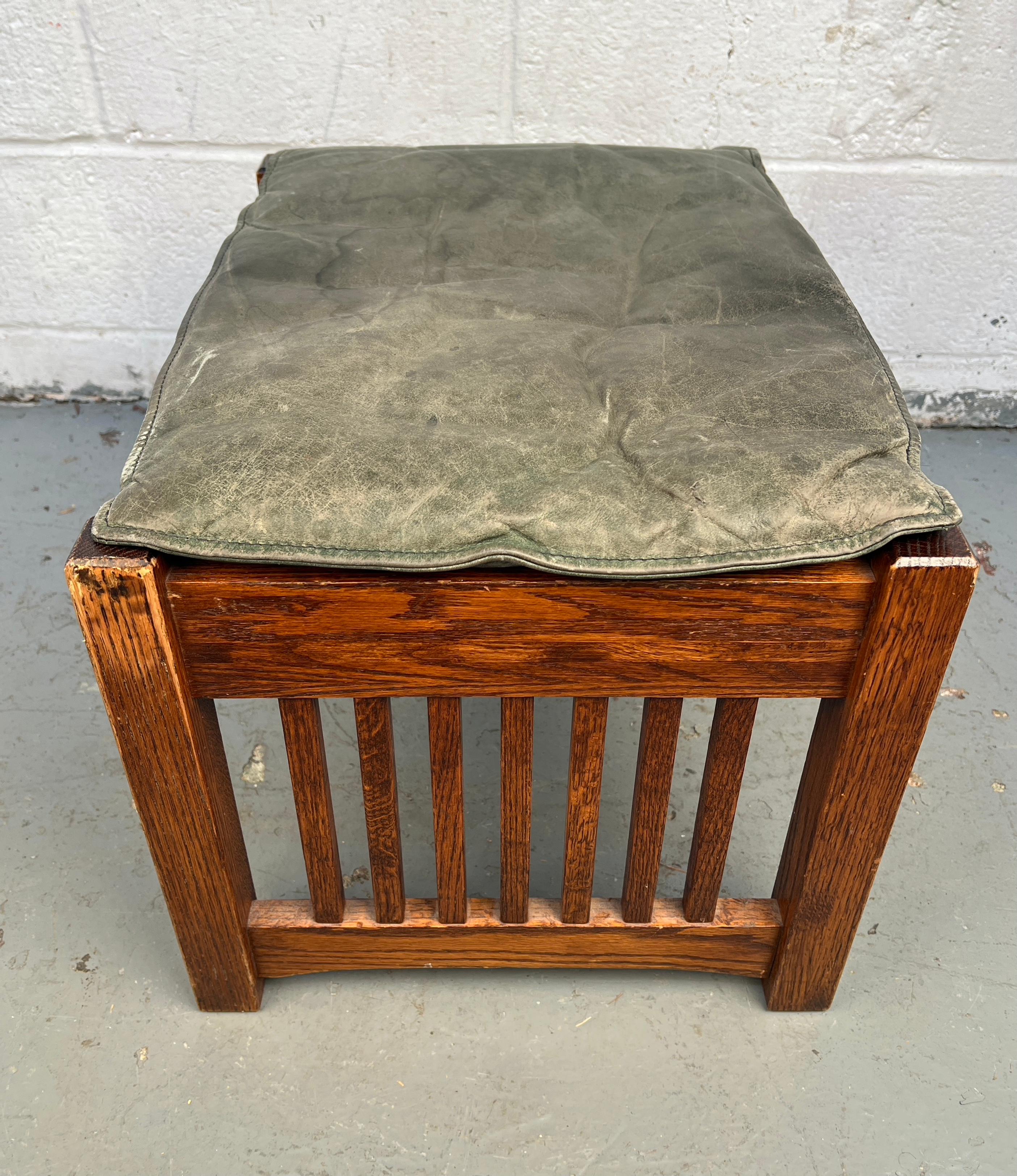 Bellissima sedia da salotto Mission Oak con ottomana in vendita 9