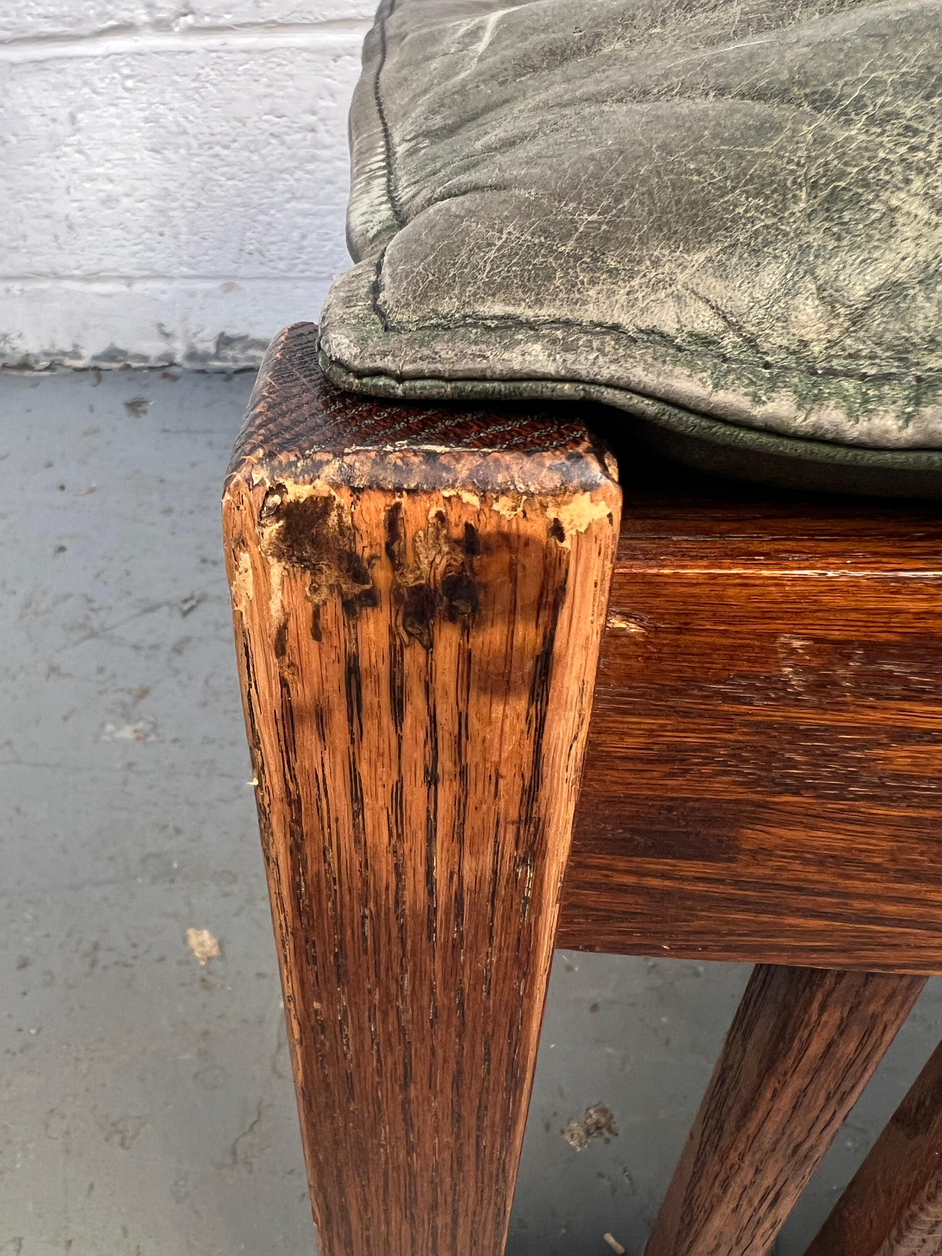 Bellissima sedia da salotto Mission Oak con ottomana in vendita 10