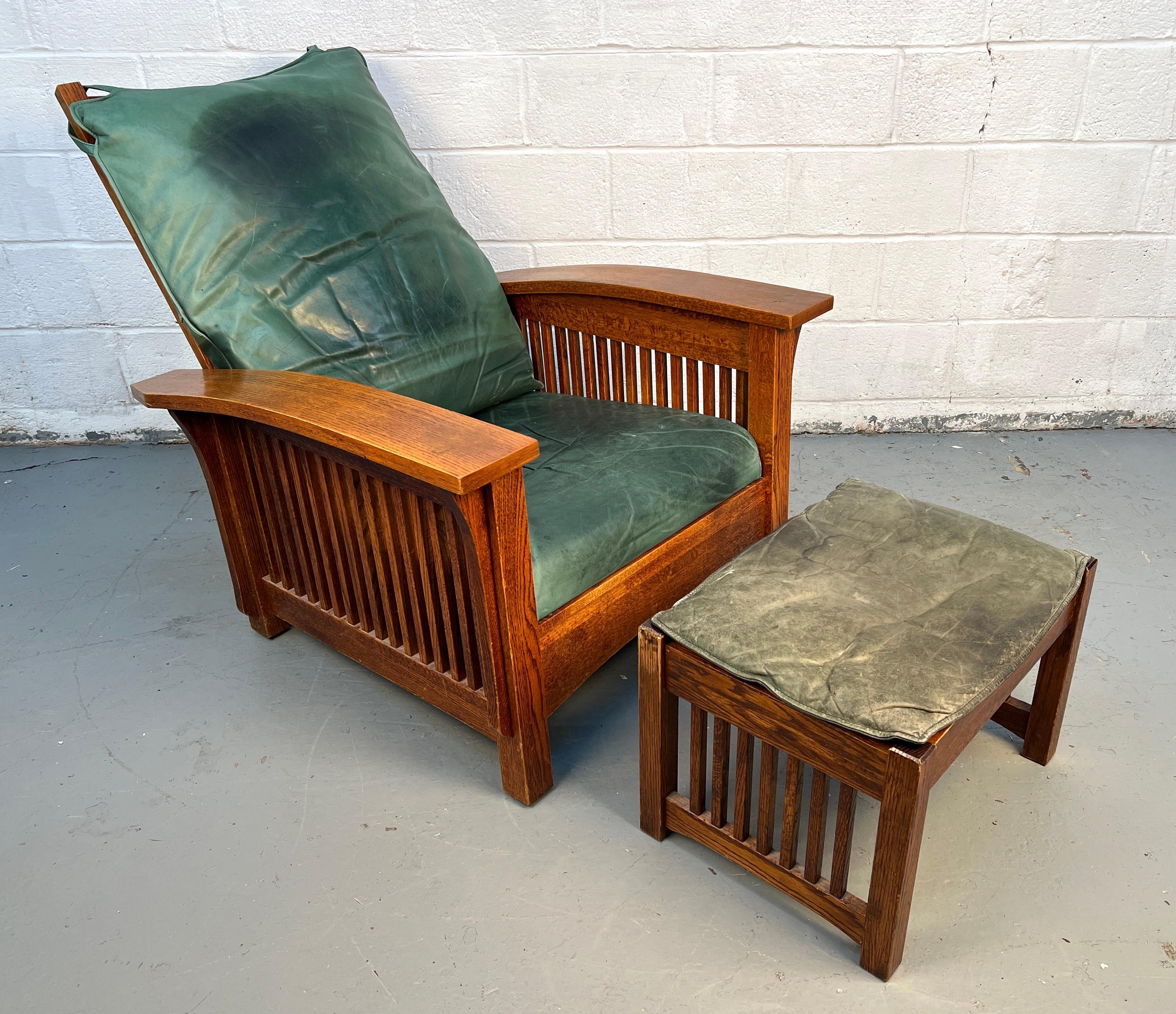 Bellissima poltrona da salotto in stile Mission e pouf coordinato realizzati da Stickley Furniture. La struttura è in legno massiccio di quercia con dettagli classici a doghe e cuscini in pelle verde. Un mix perfetto di comfort, maestria e design