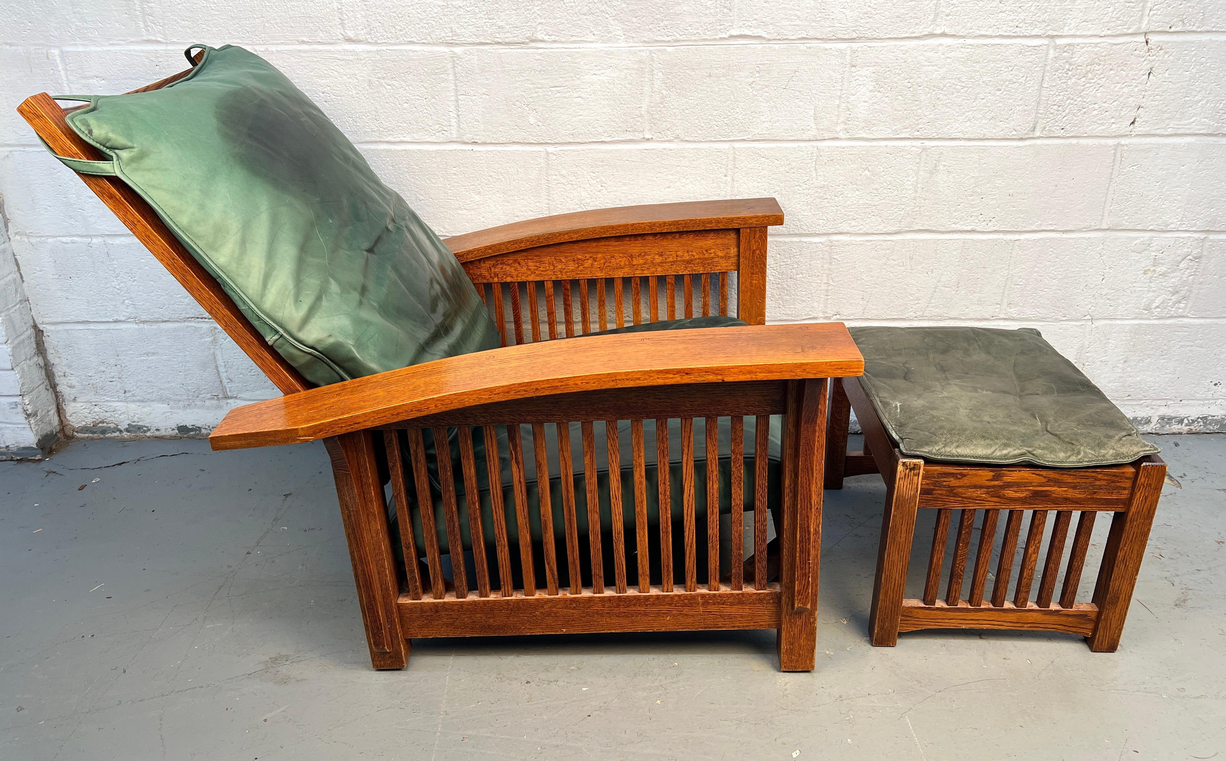 Bellissima sedia da salotto Mission Oak con ottomana In condizioni buone in vendita a Brooklyn, NY