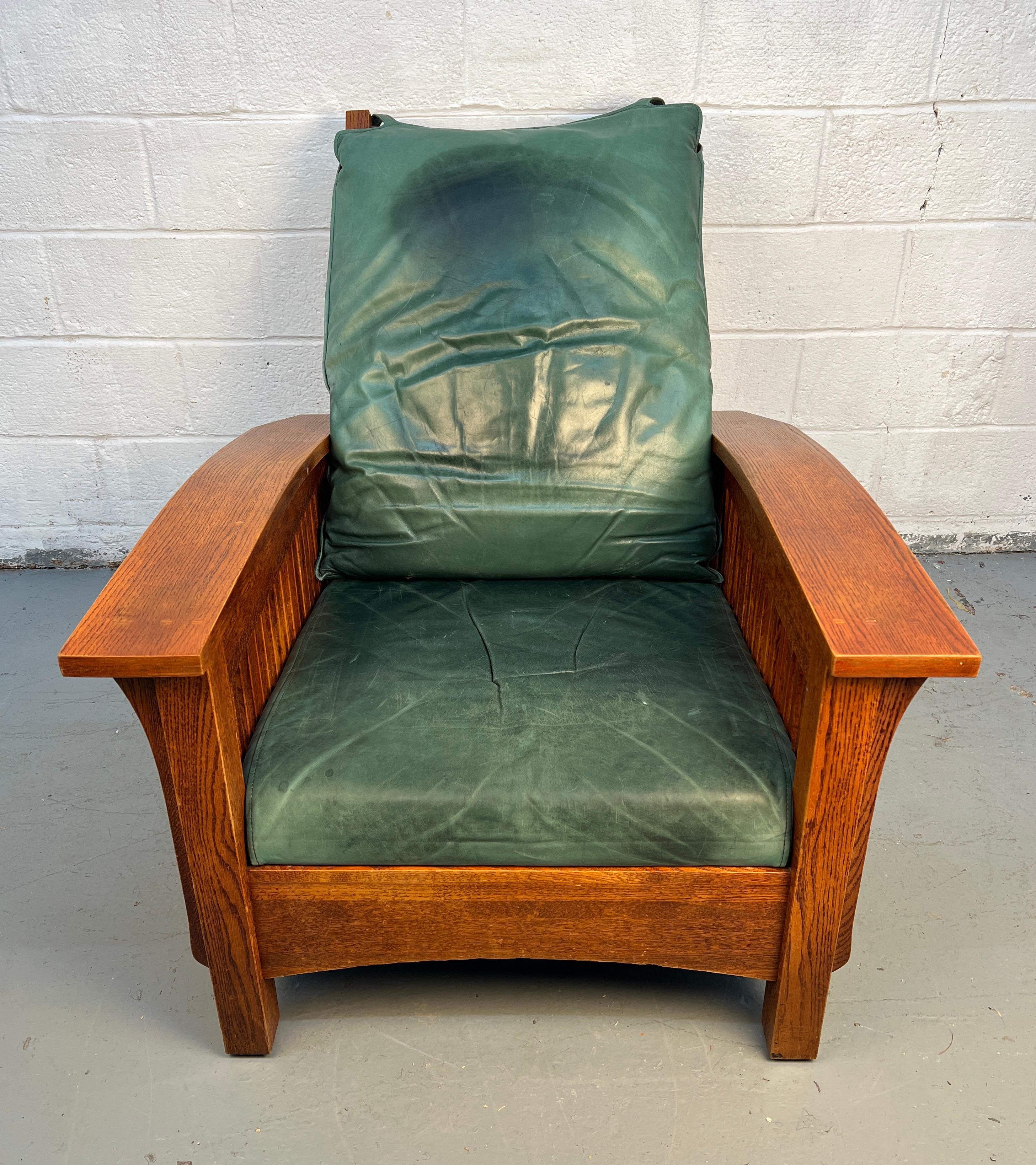 XX secolo Bellissima sedia da salotto Mission Oak con ottomana in vendita