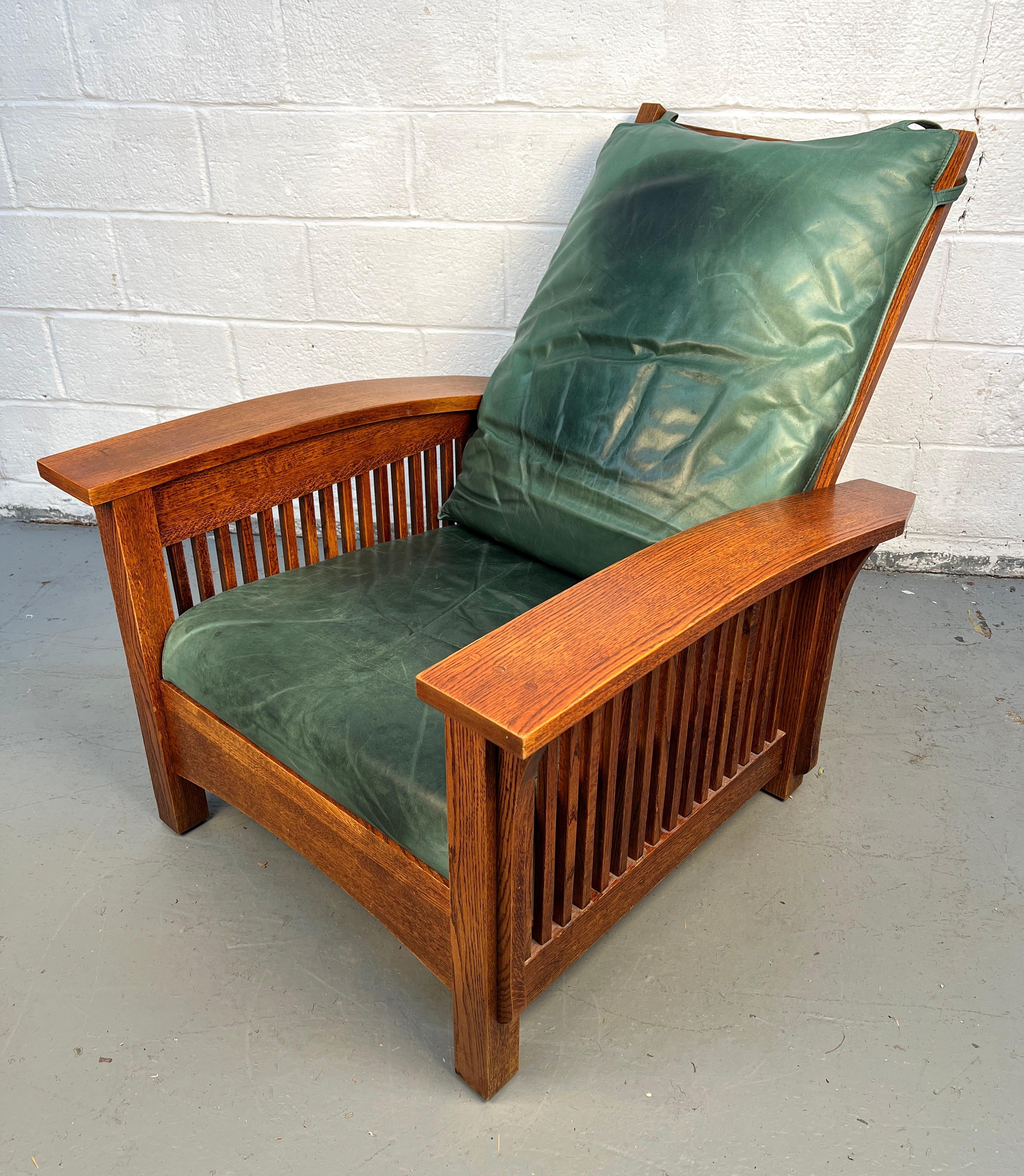 Bellissima sedia da salotto Mission Oak con ottomana in vendita 1