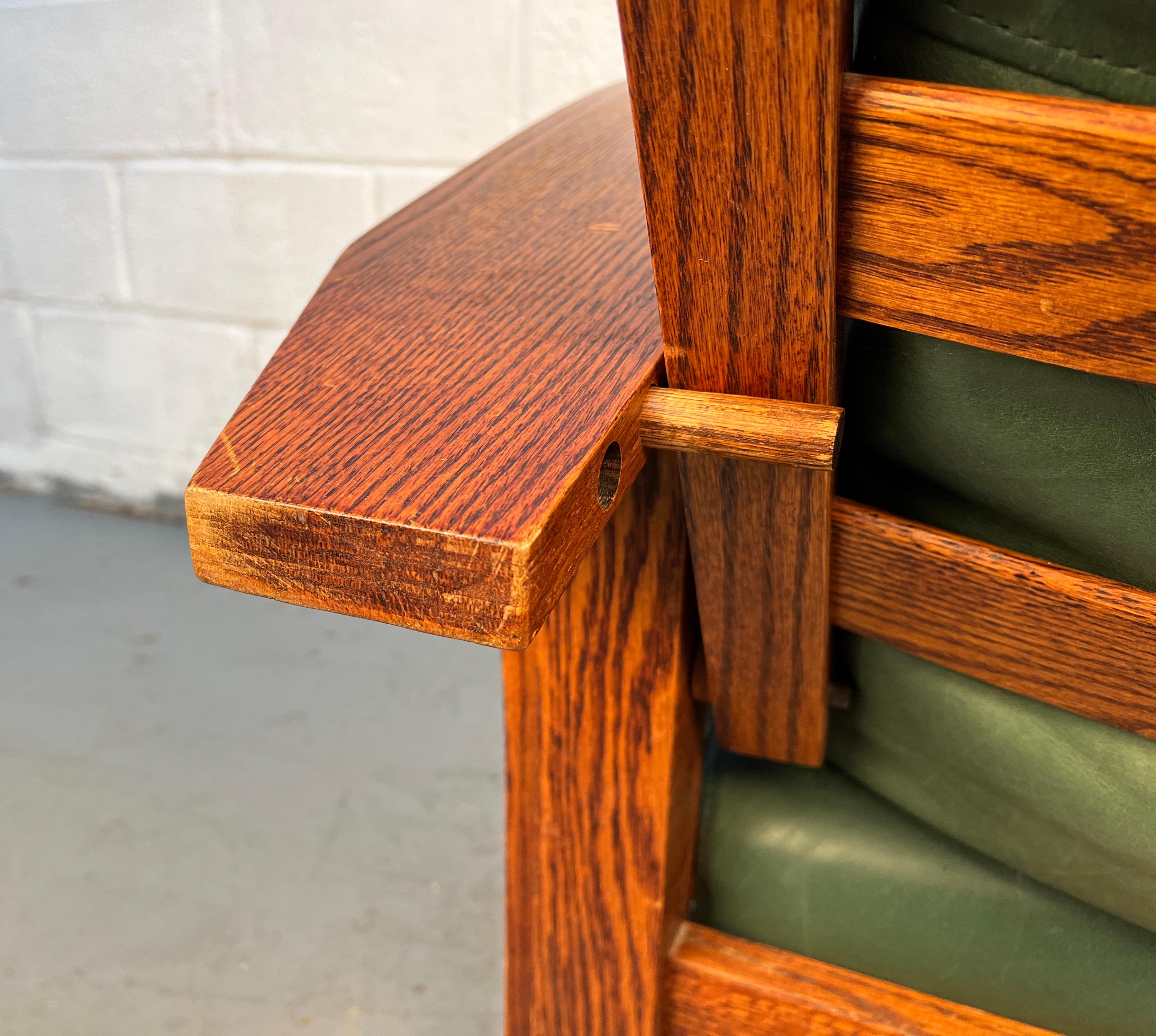 Bellissima sedia da salotto Mission Oak con ottomana in vendita 4